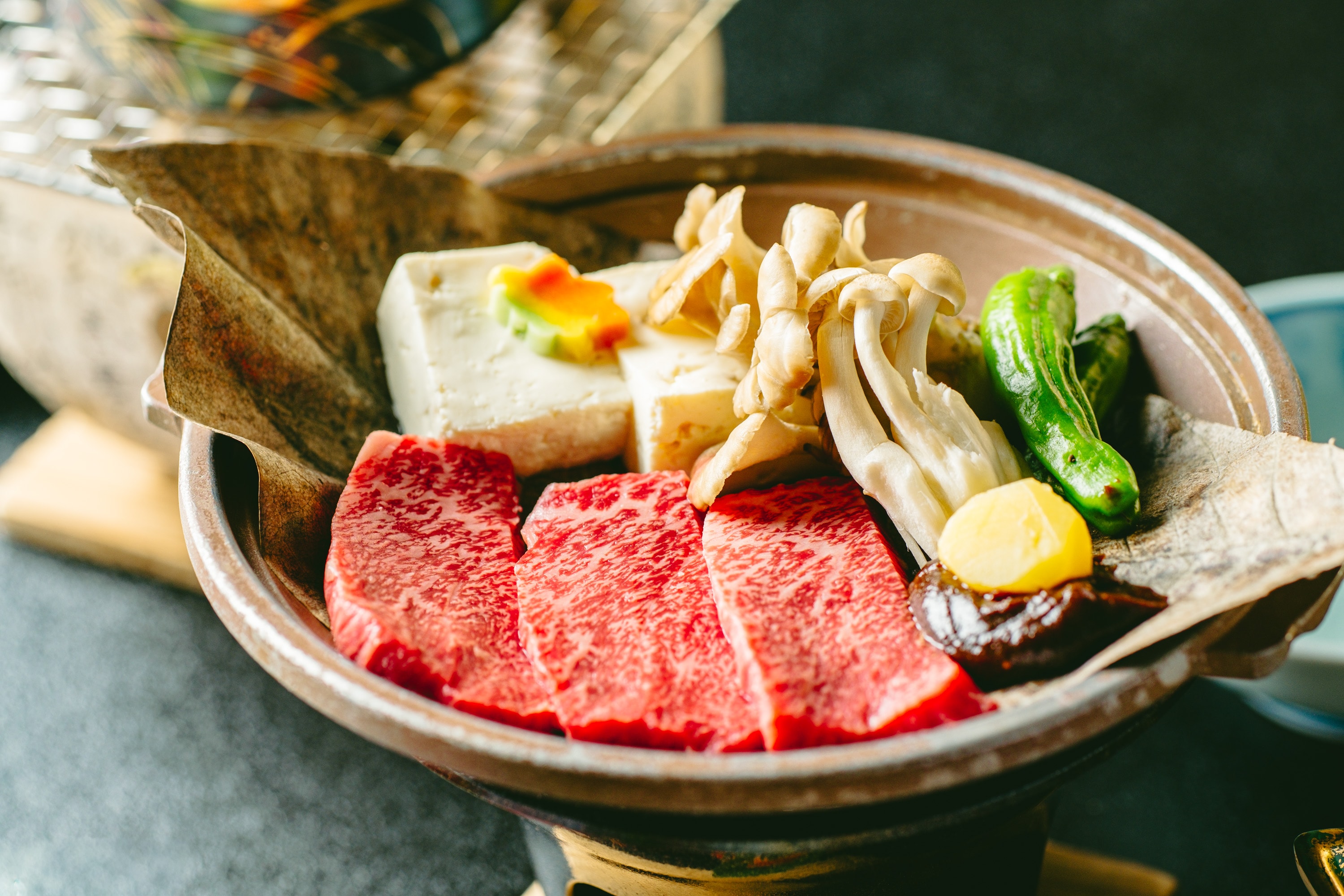 用玉兰叶烤制的牛肉和什锦蔬菜