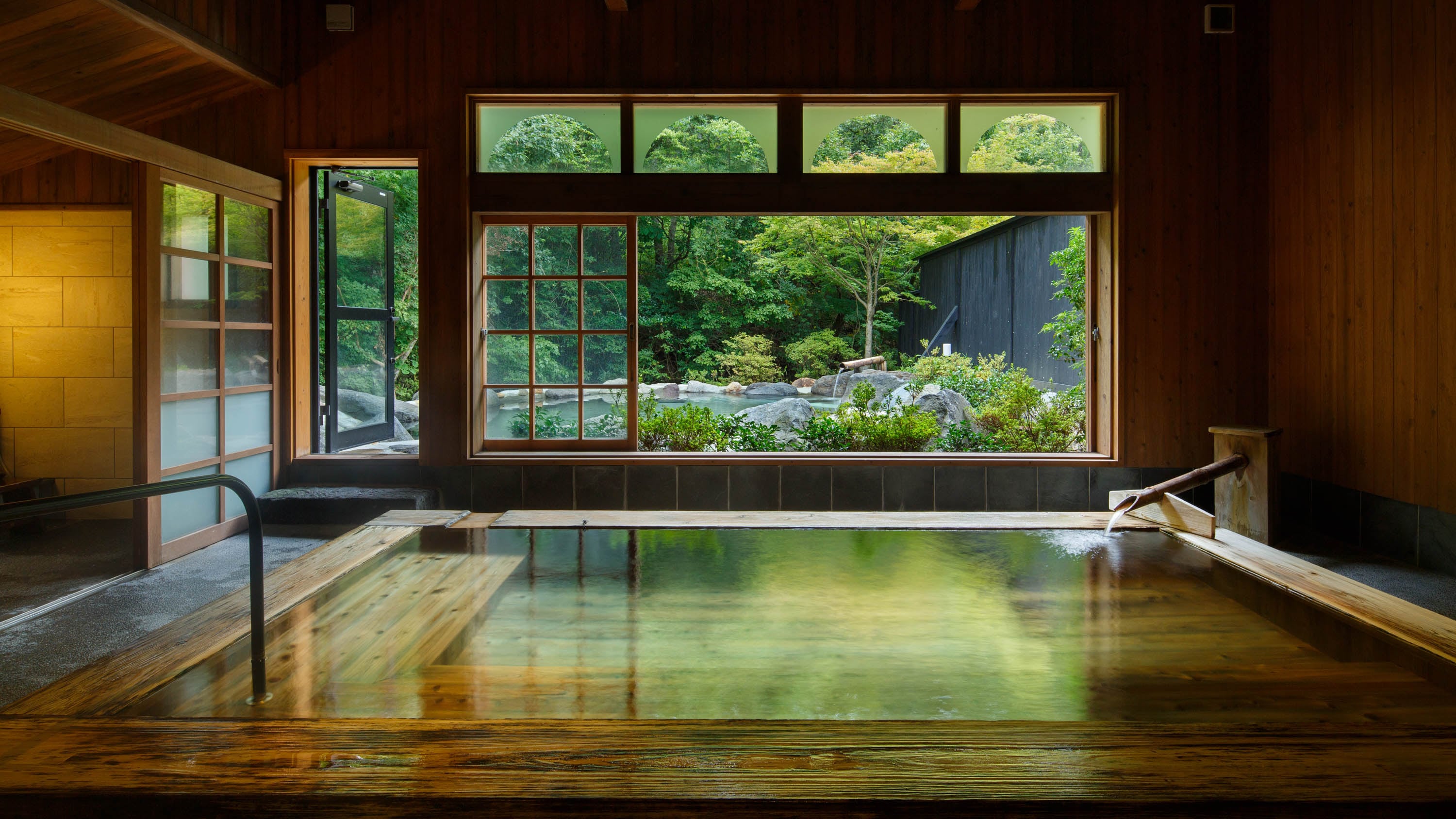 목욕탕에 잠기면서 자연 그 자체가 한 장의 그림이 되어 눈앞에 나타납니다.