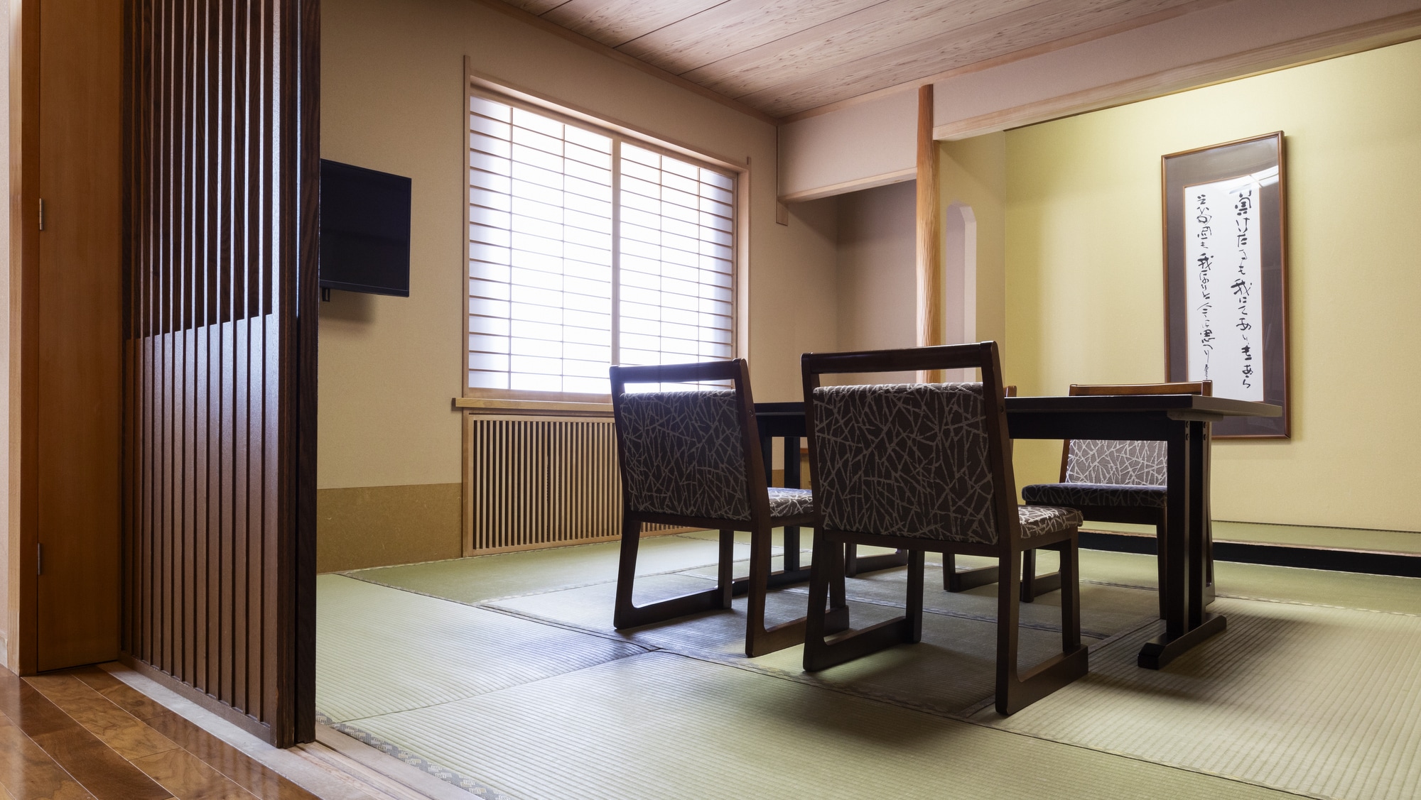 【現代日西合璧】榻榻米房間，配備桌椅，減輕老人膝蓋負擔