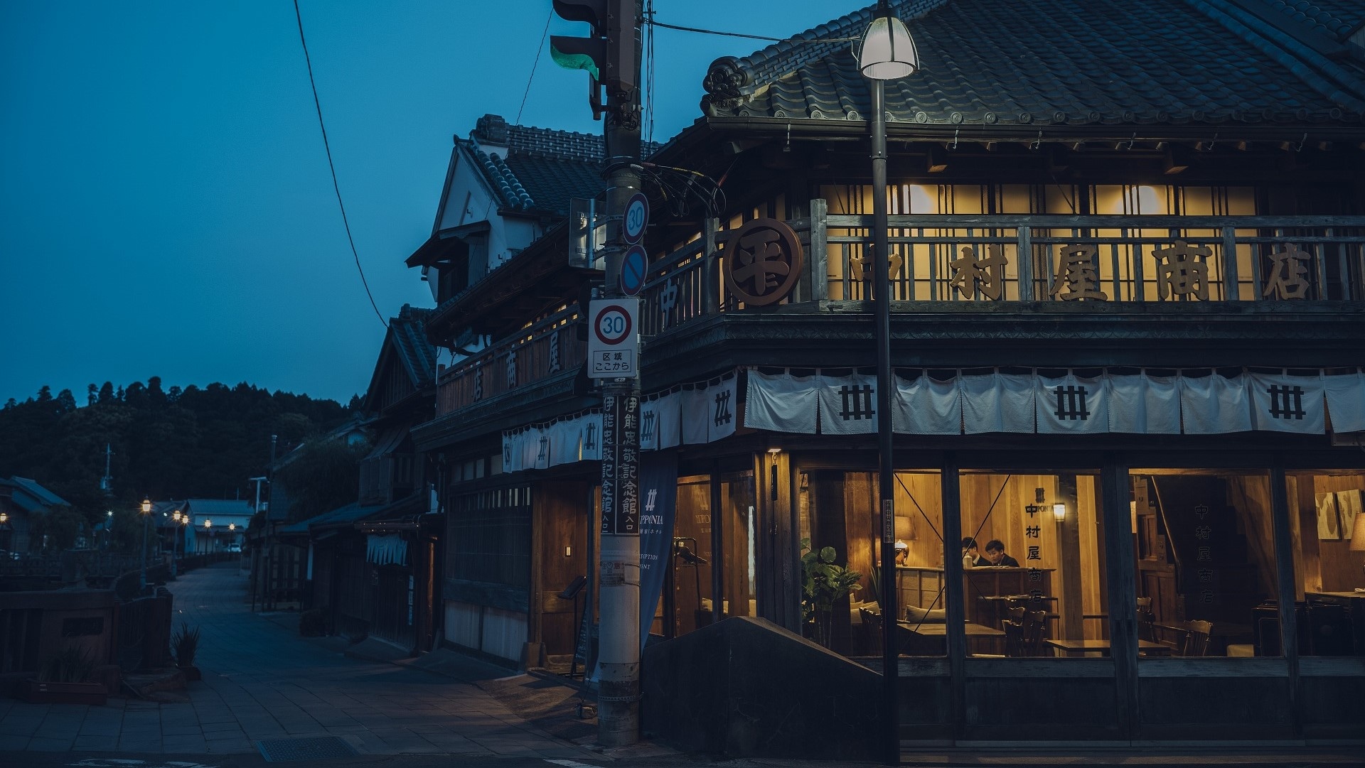 [Eksterior] Di lanskap kota yang berlanjut sejak zaman Edo, gedung-gedung tua masih hidup.