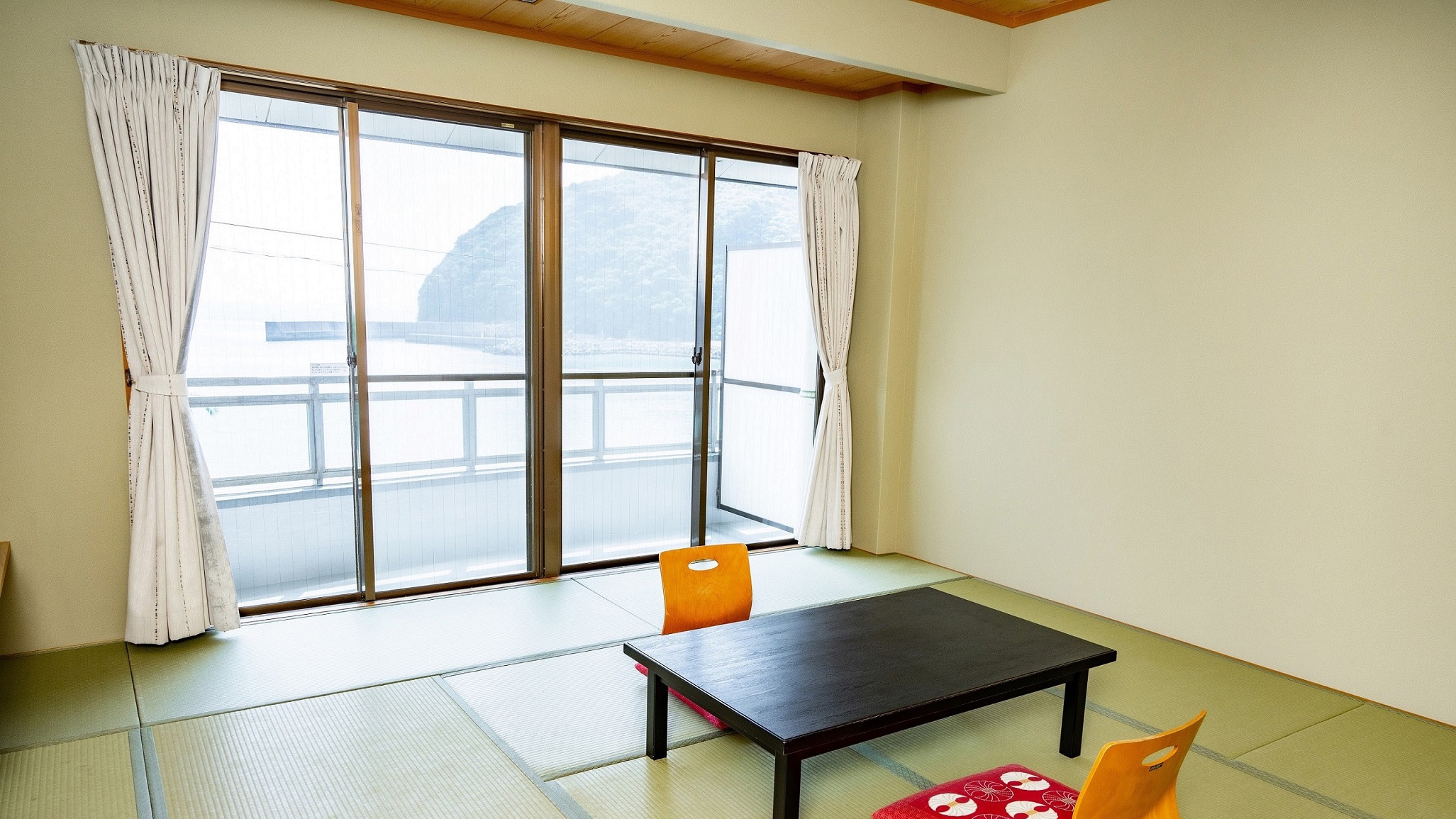Image of a Japanese-style room (sea side)