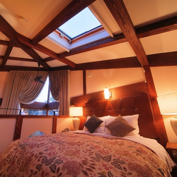 [Guest Room / 101] Bedroom on the second floor *The luxury bed is extremely comfortable.