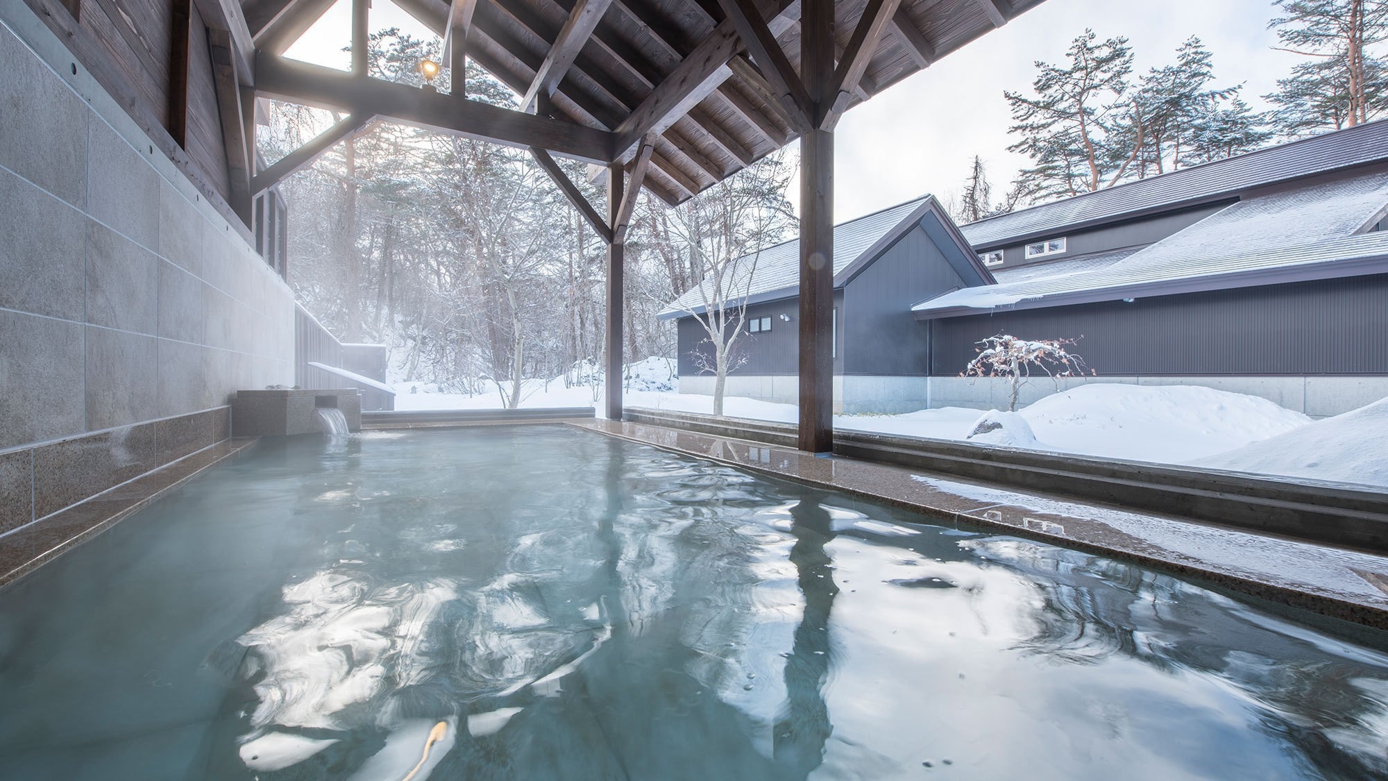 [Niji no Mori Onsen] The open-air bath overlooks a rich natural landscape. You can enjoy the different colors of the sky as time passes.