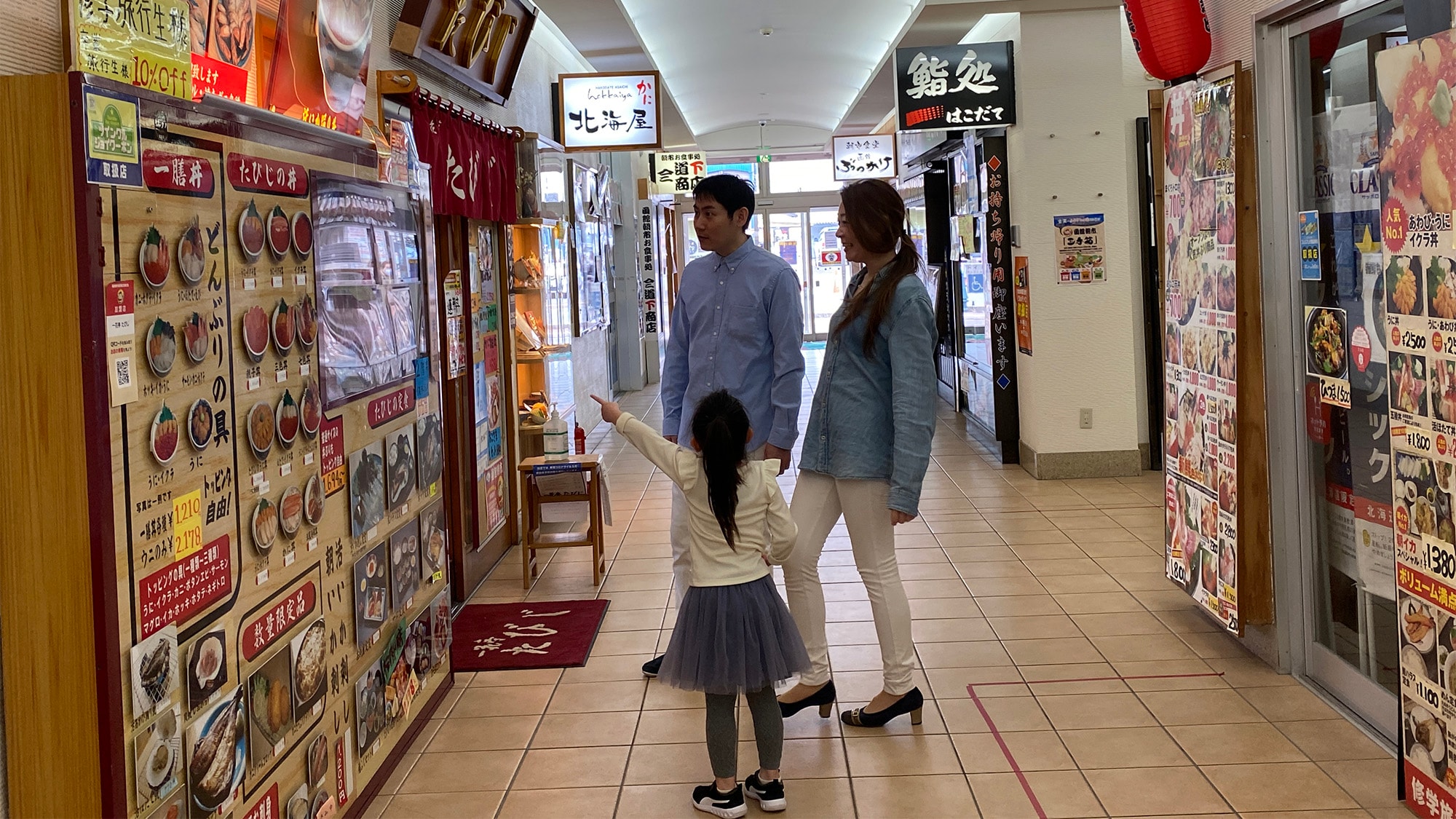 ■Hakodate Morning Market/You can choose a breakfast unique to the morning market from affiliated stores.