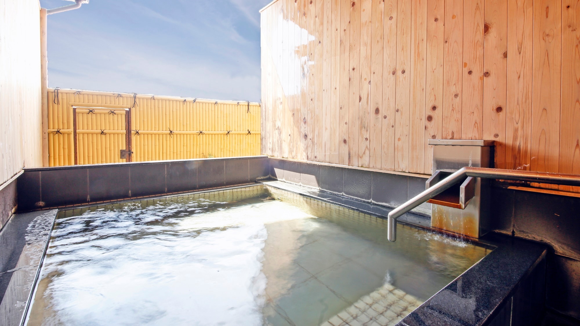 *[Hot spring] The outdoor baths and cypress baths are alternated for men and women.