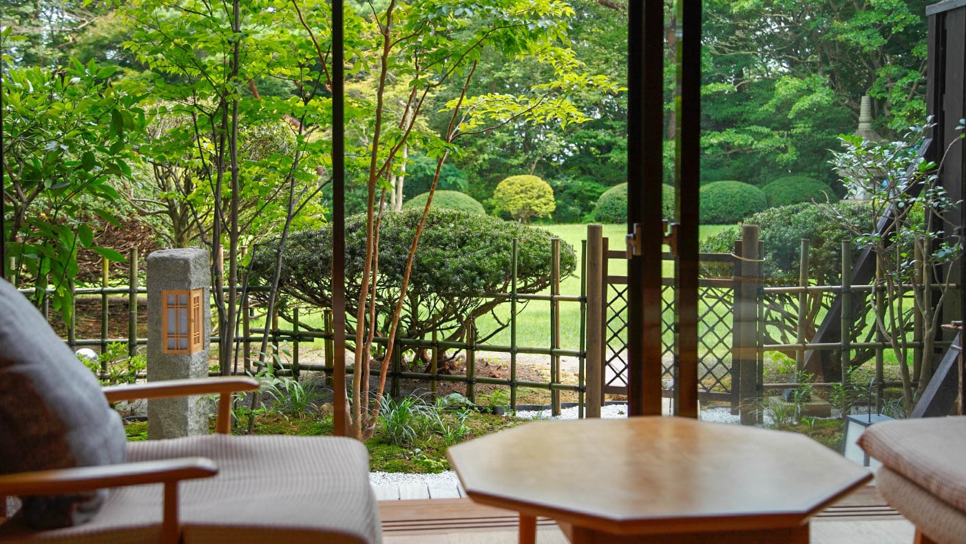  【니시칸 정원 노천탕 첨부 일본식 모던 객실】계절감 풍부한 일본 정원을 바라볼 수 있습니다.