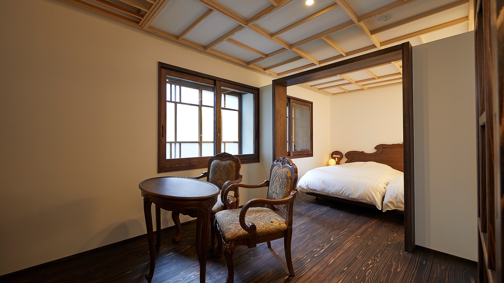 Kamar tamu modern era Taisho di lereng gunung