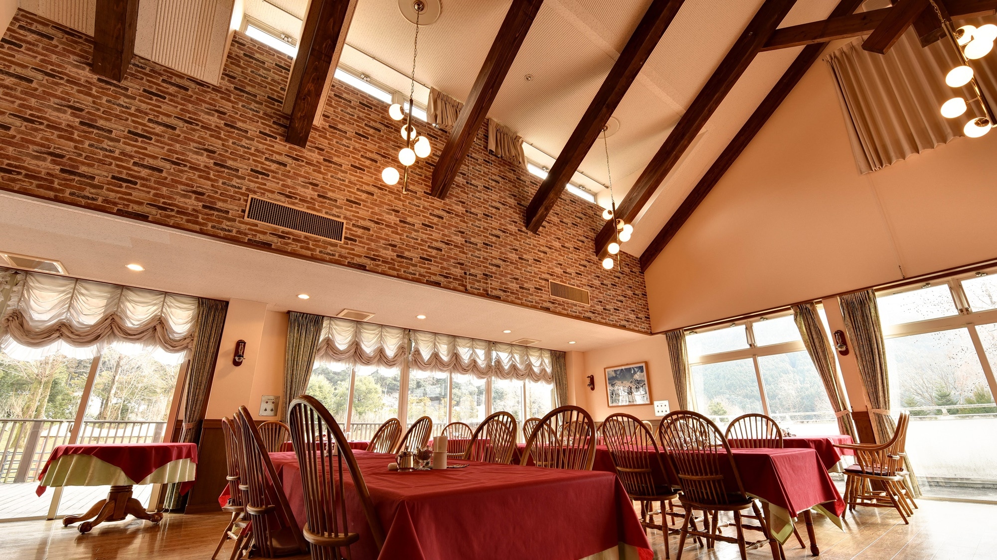 ※【餐廳】寬敞又溫馨的“Restaurant Alm Forest”