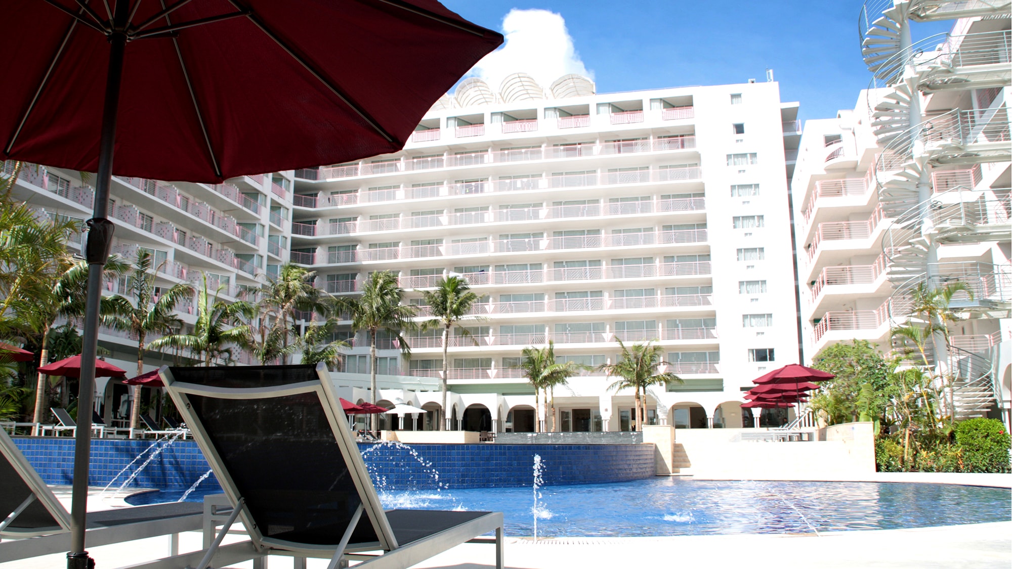 [Garden pool / Open from April to October] Relax in the lounger surrounded by the sky and greenery.