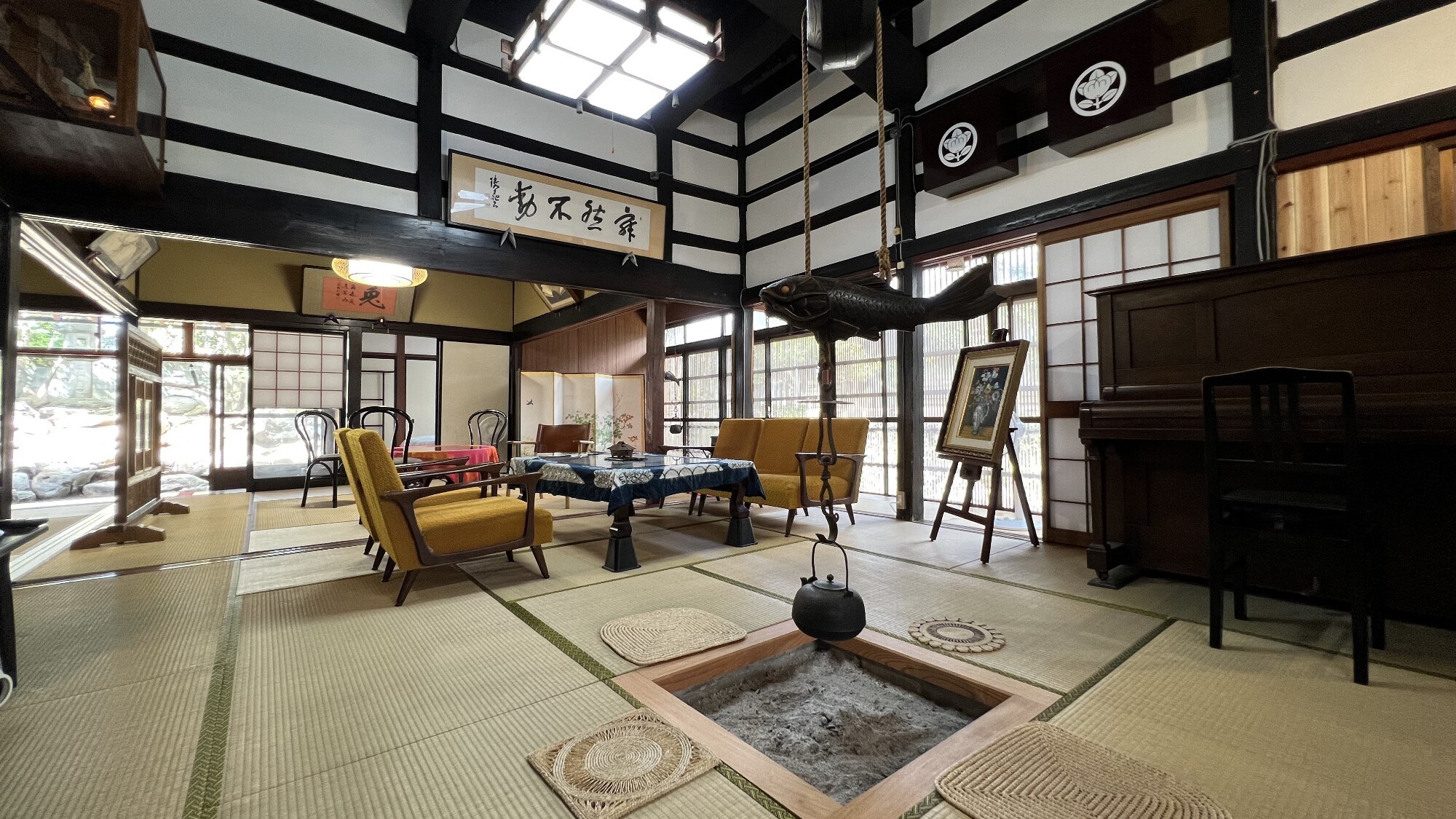 A large hall where Japanese and Western styles coexist