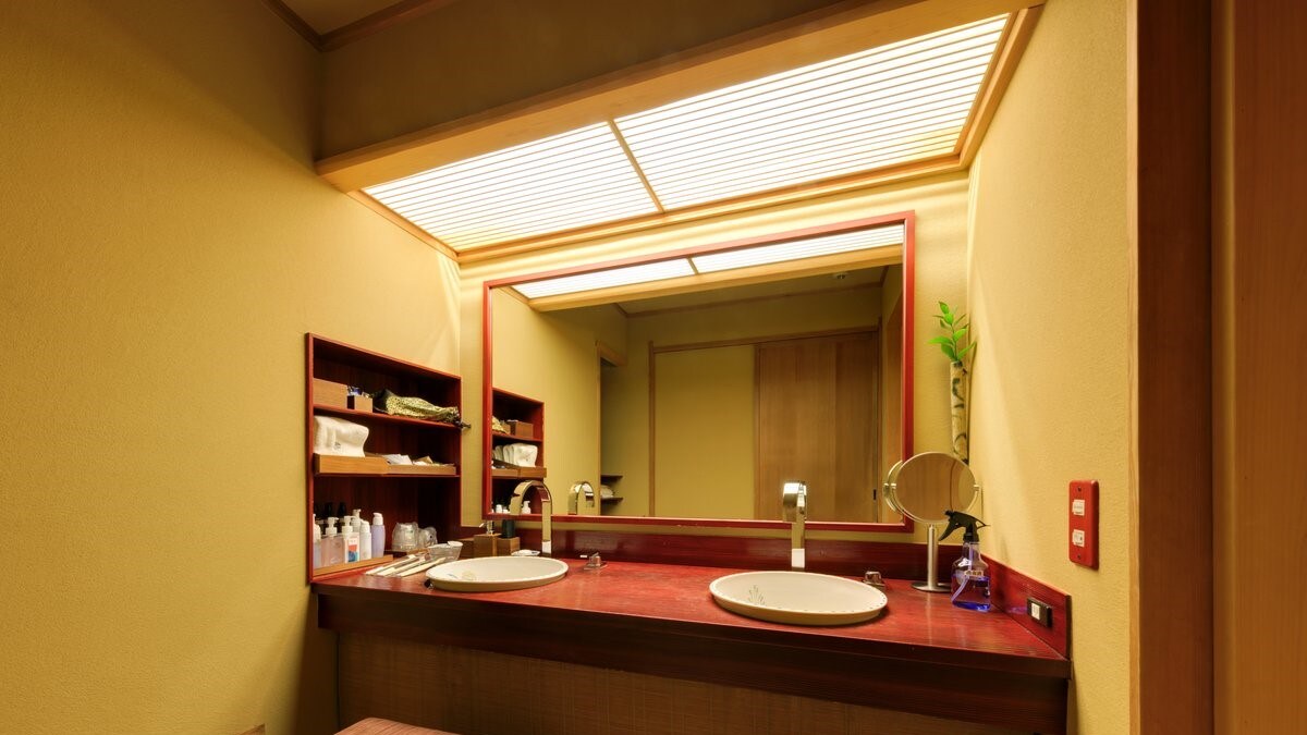 [VIP Room | S] Two spacious washbasins