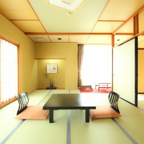 [Tenkatei guest rooms] All rooms at our hotel have different layouts. Tenkatei has a unit bath but natural hot springs.