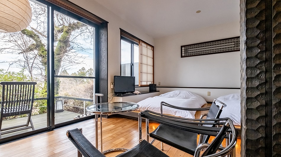 [Separate private room with open-air bath] "Japanese and Western room" with a panoramic view of Sotowayama 35 square meters