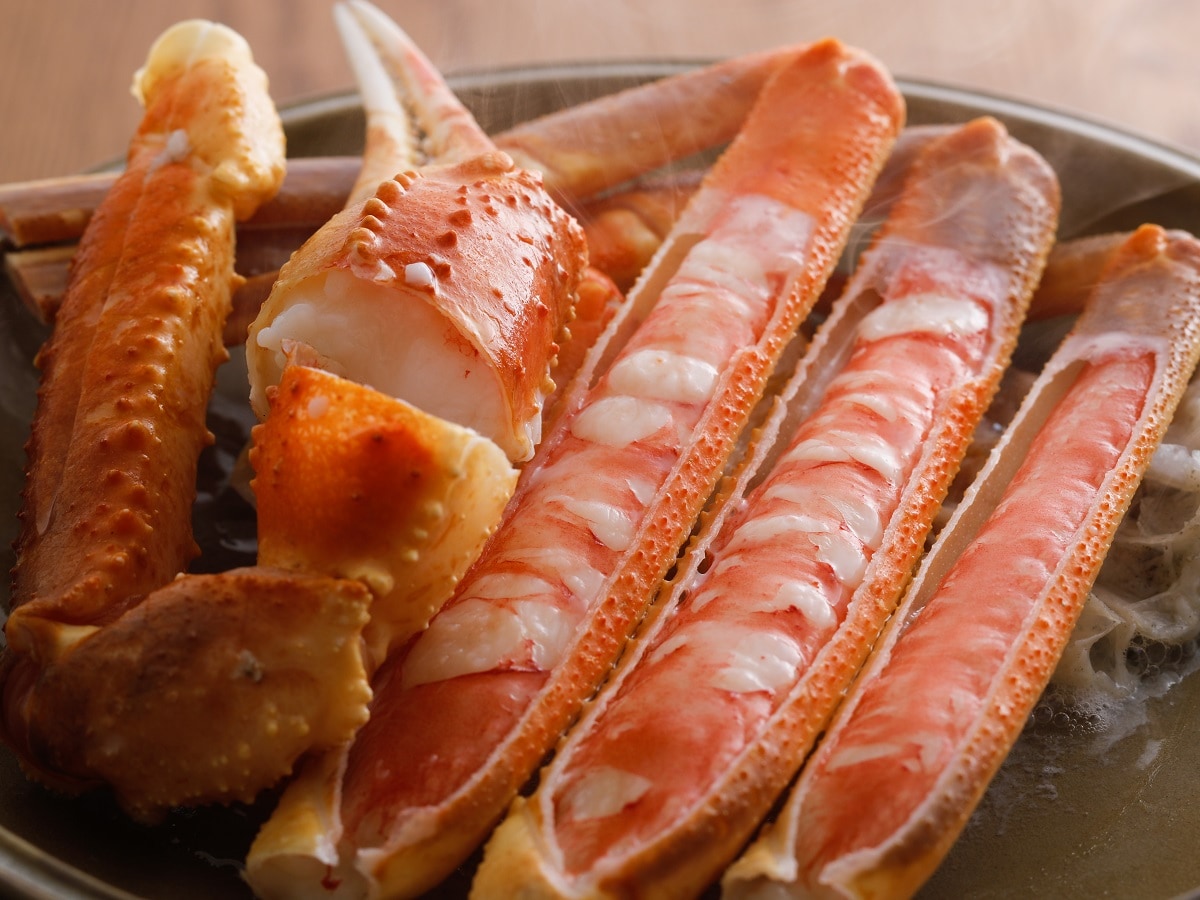 Snow crab grilled on a ceramic plate