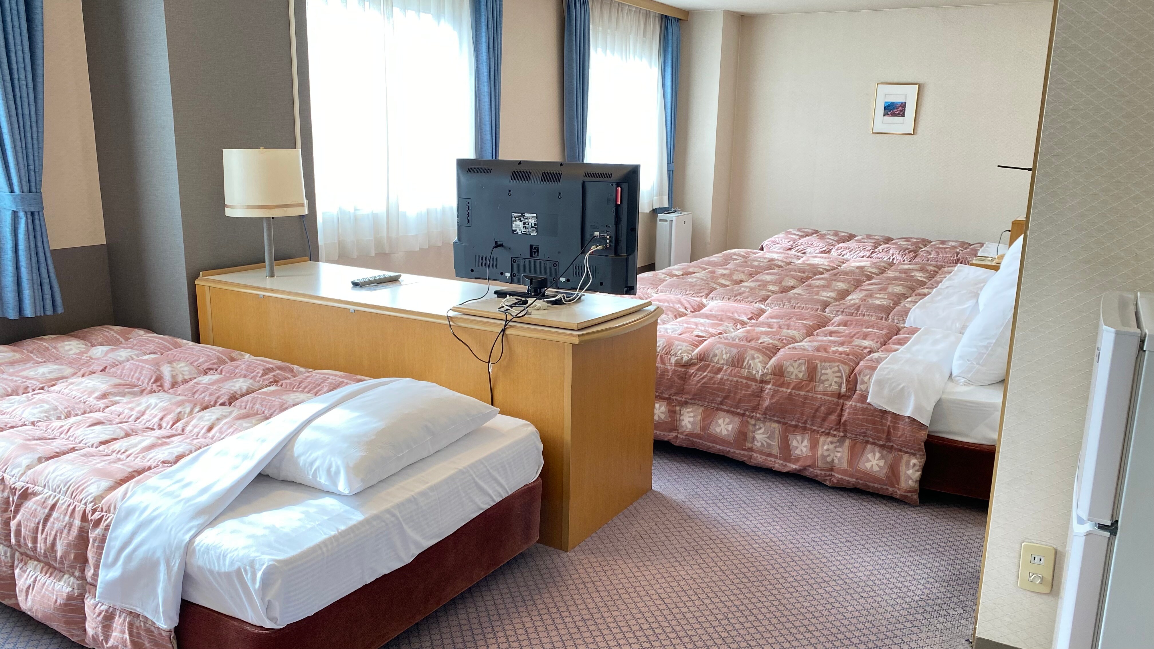 The 5th bedroom has 5 105cm beds! You can have a spacious sleep in this open room.