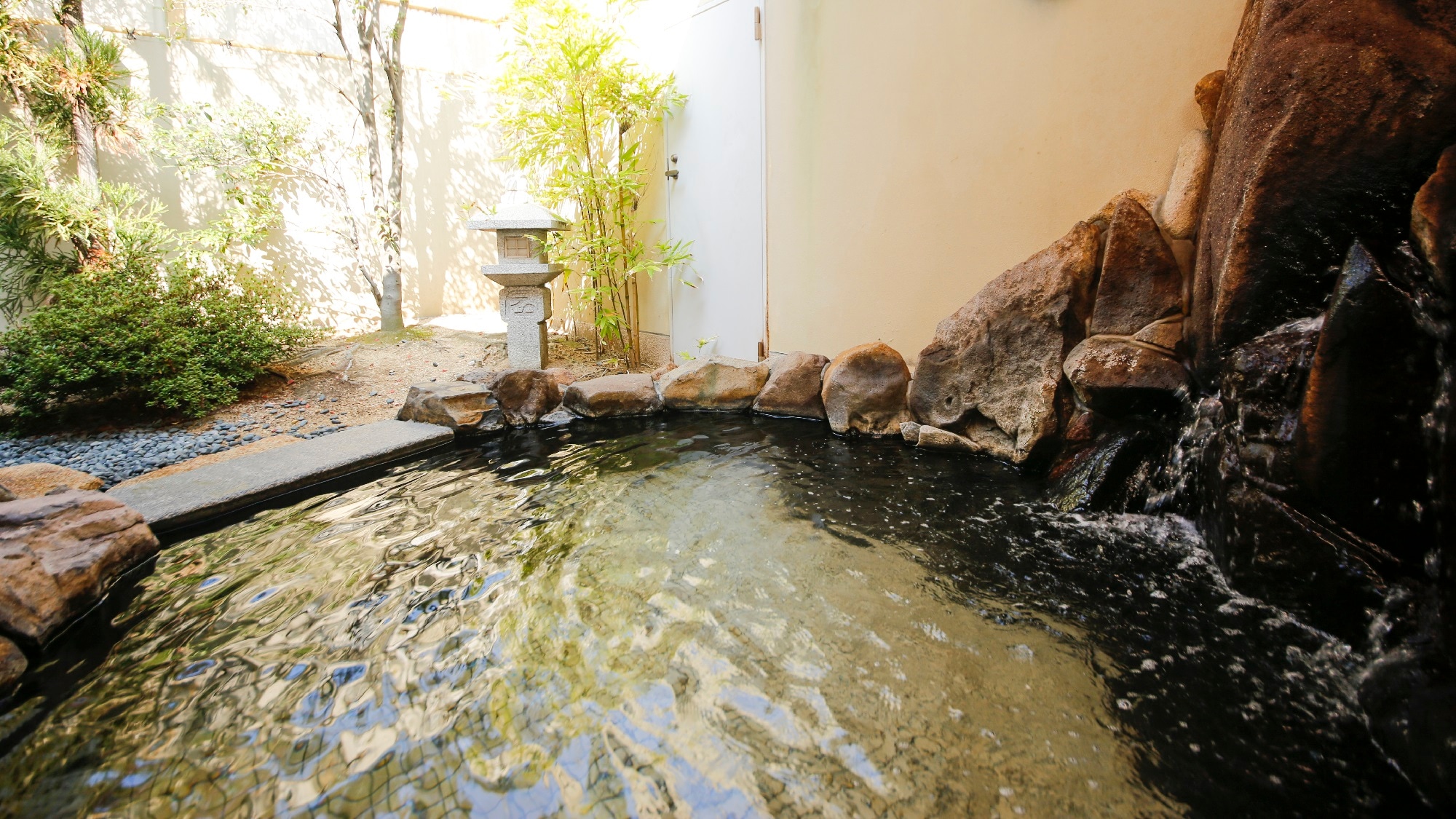 Ako Onsen Satsuki-no-yu: Bồn tắm ngoài trời ở khu vực tắm dành cho phụ nữ (cảnh buổi sáng)