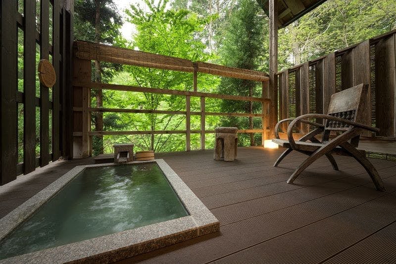 Separated "polka dots" with an open-air bath