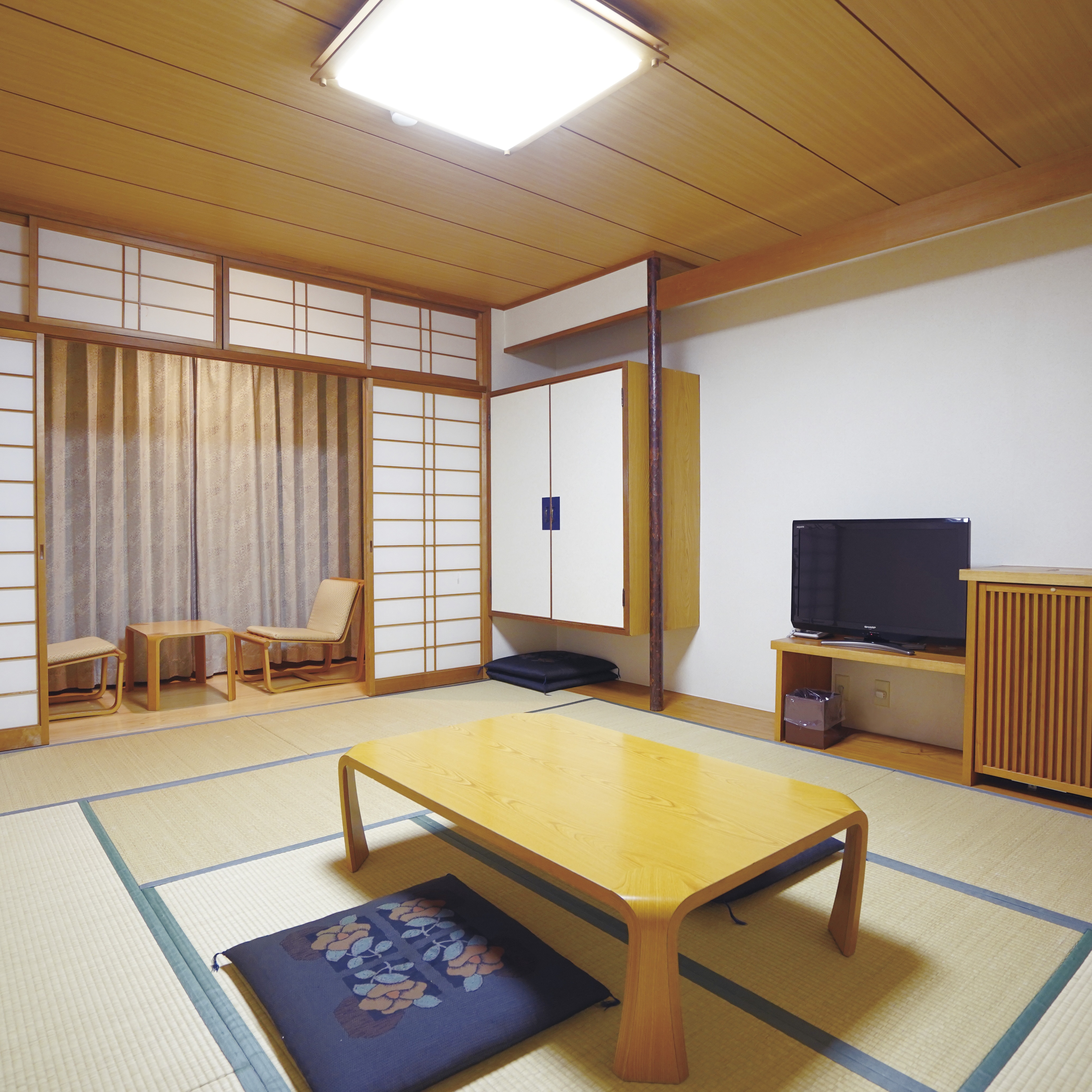 Japanese-style room