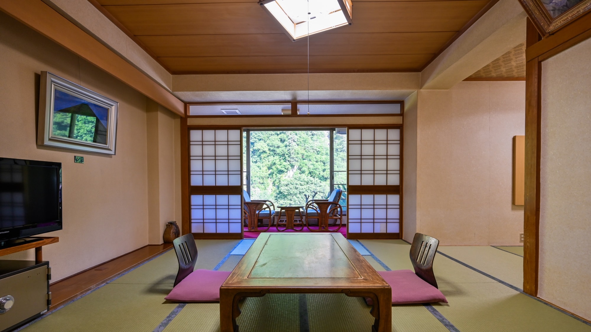 [Spacious 10 tatami Japanese-style room with mountain views]