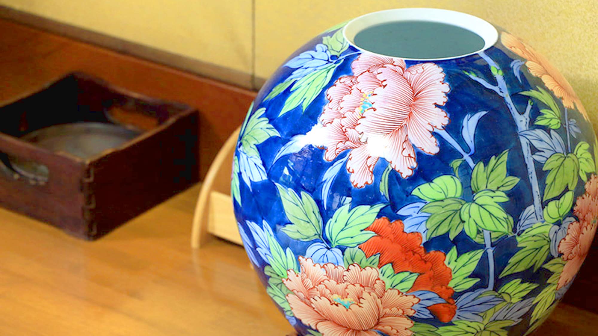 ・Carefully selected antiques and objets d'art will entertain you throughout the room and garden.