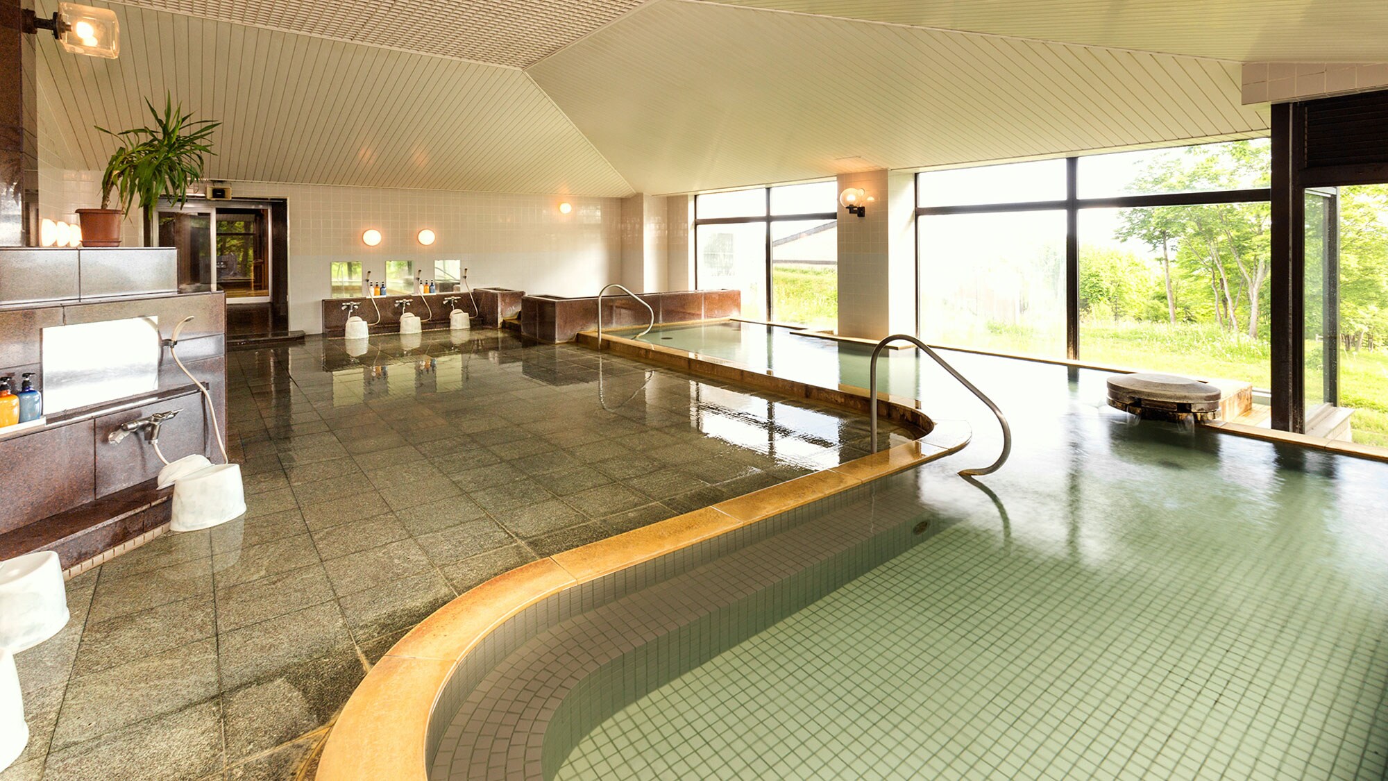 [Large communal bath male] Glass-walled and open!