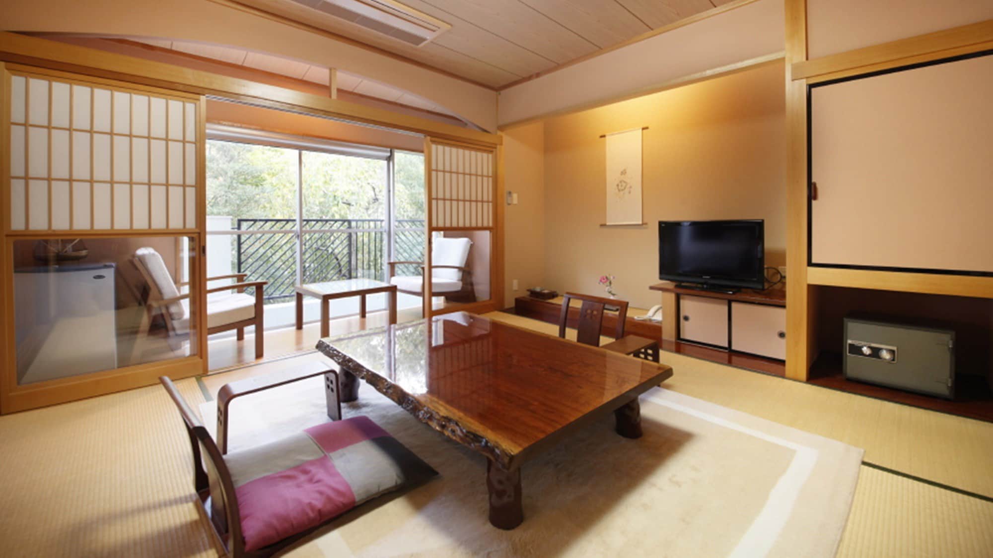 [Modern Japanese-Western Room] A room equipped with a bed. A special room where you can relax.