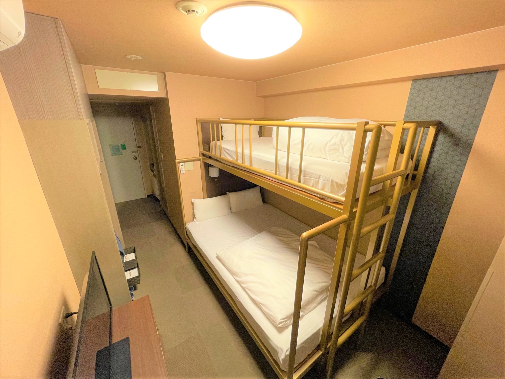 Bank Twin 16 sqm, available for 3 people Lower bed 140 cm & times; 190 cm Upper bed 100 cm & times; 190 cm
