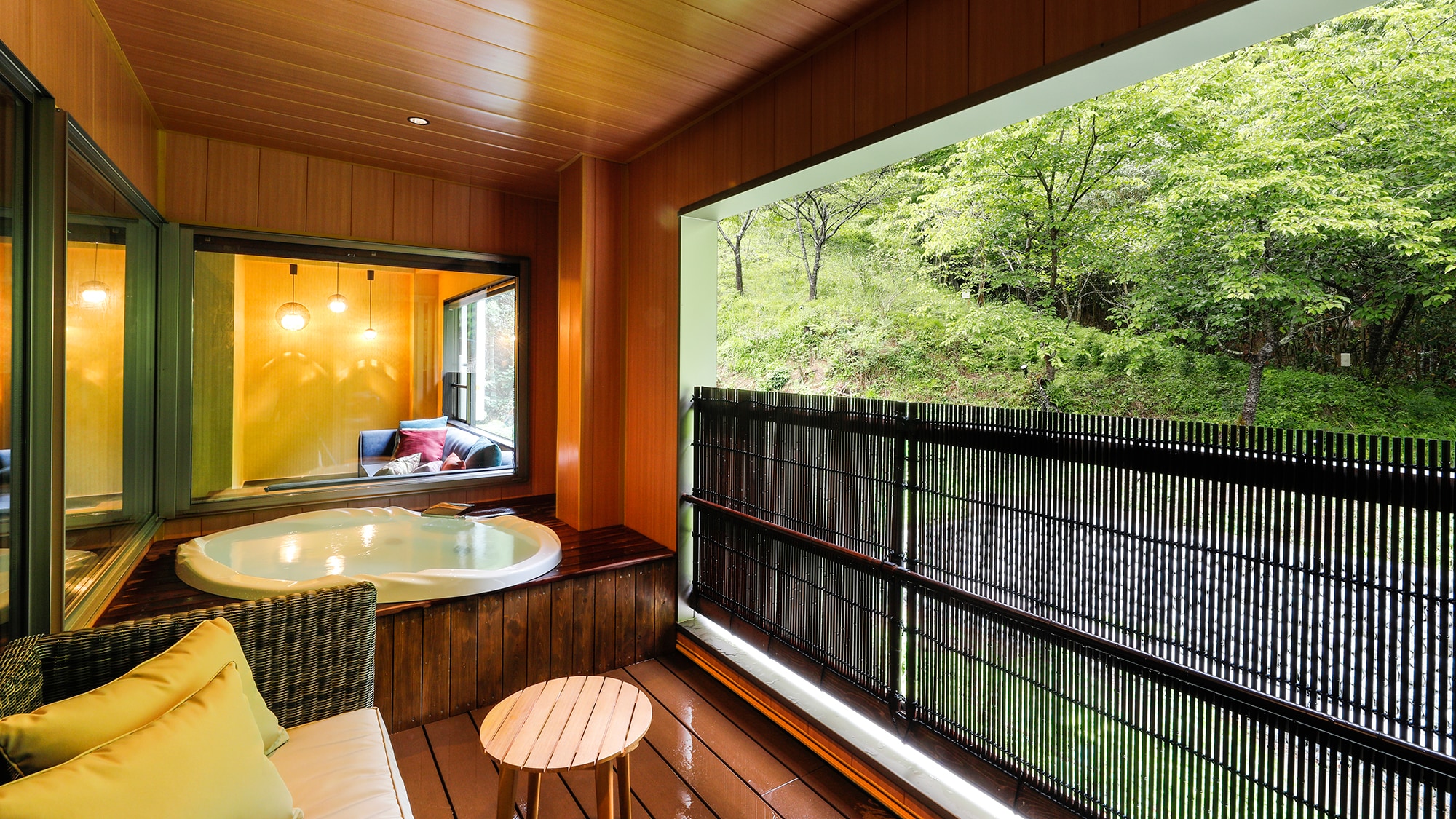 [Kaze no Kaori] We have 100% natural hot spring water and sofas on the terrace.