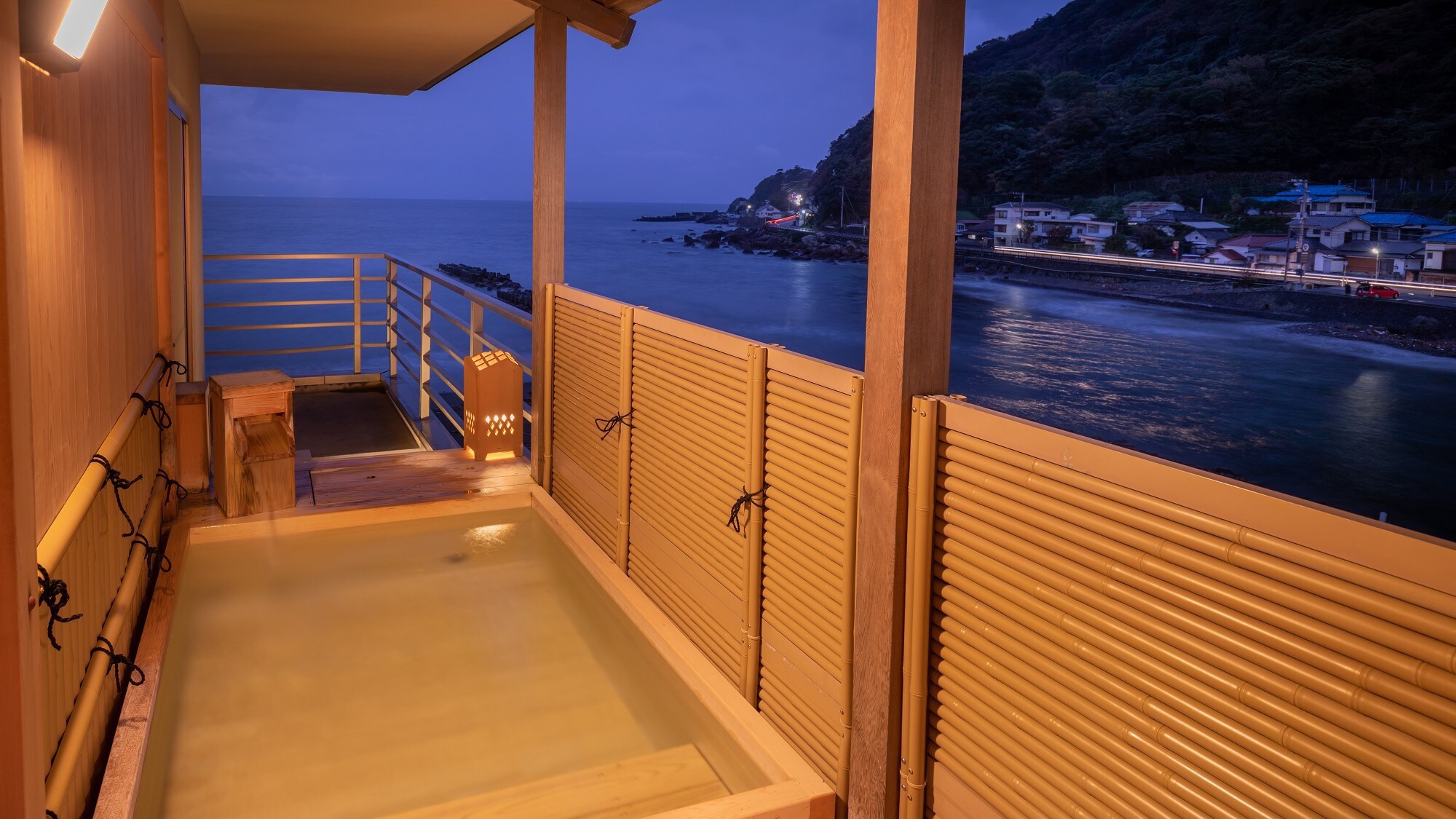 【帶露天浴池的日式客房】除了室內浴池外，還配備了可以眺望大海全景的包租露天浴池的人氣客房。