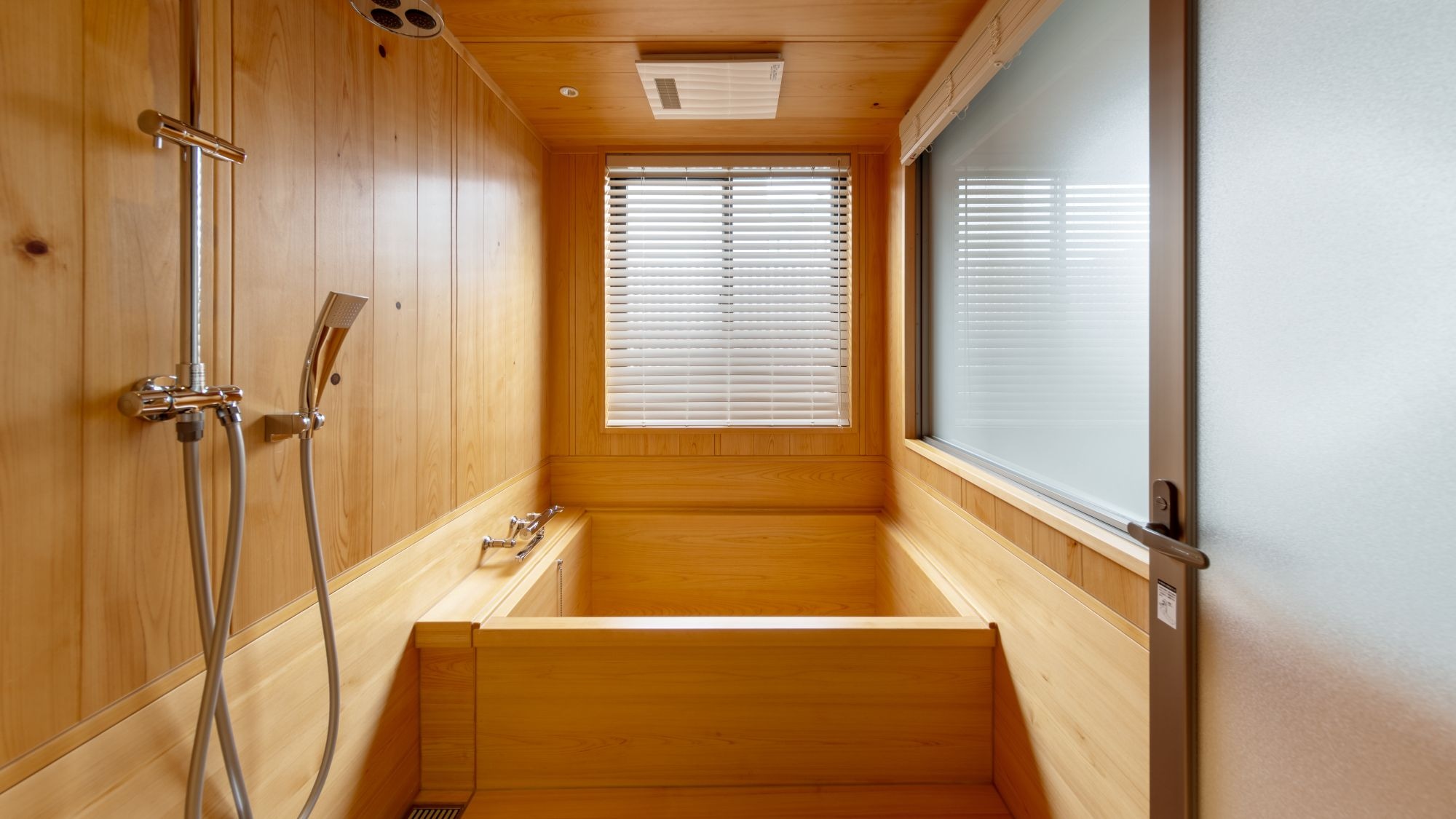 Hinoki bath (all rooms)
