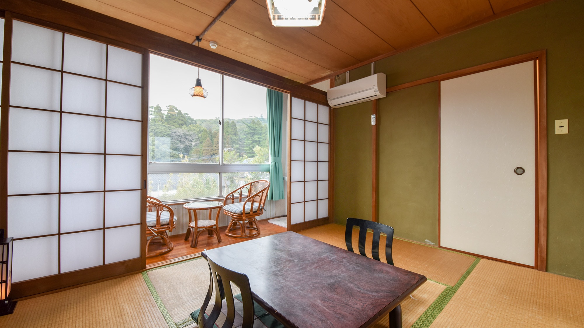 * [Japanese-style room, 6 tatami mats] We provide a quiet guest room.