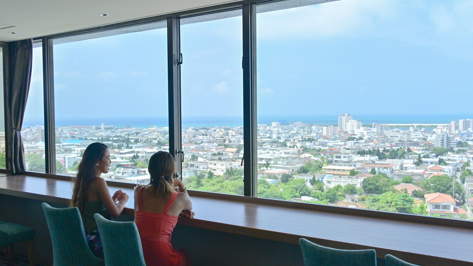[CAPRICORN/13th floor] Daytime image: Blue sky in front of you, sparkling sea beyond the cityscape below