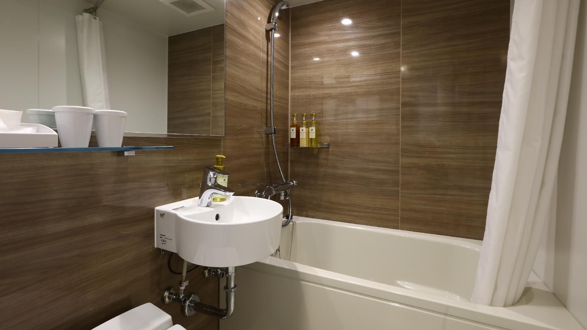 twin bedroom bathroom