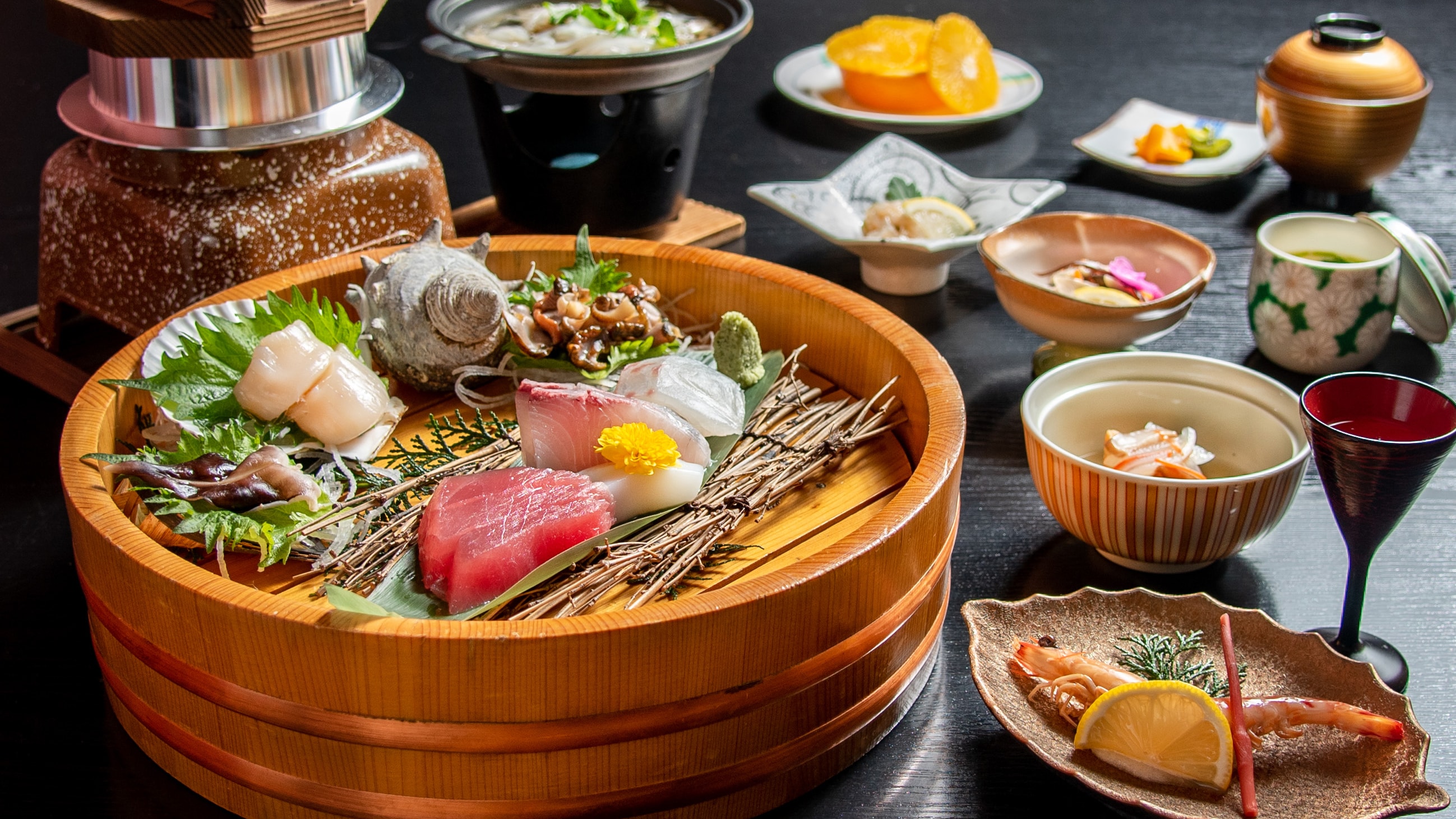 Hidangan Kuroshio Kaiseki dengan penyelam wanita yang disajikan dalam ember