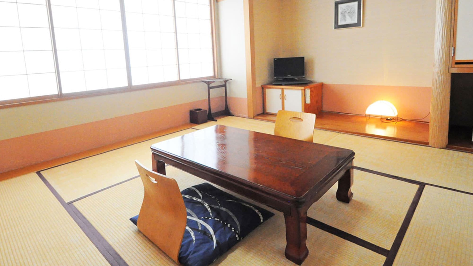 [Japanese-style room] An 8-tatami Japanese-style room with a relaxing atmosphere and the soothing scent of tatami mats.
