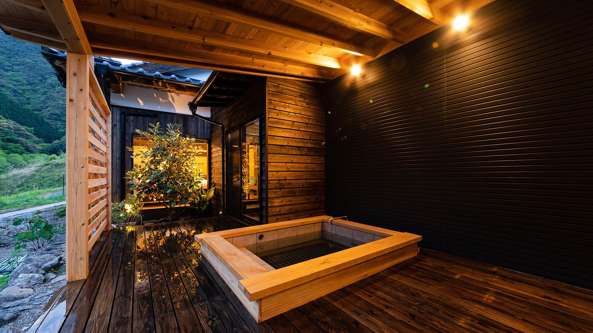 ・[Open-air bath] The rooms are equipped with open-air baths, so you can relax and unwind after your trip (not a hot spring).