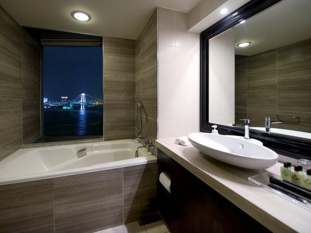 Executive Premium Bay View Double (18th and 19th floors) 2