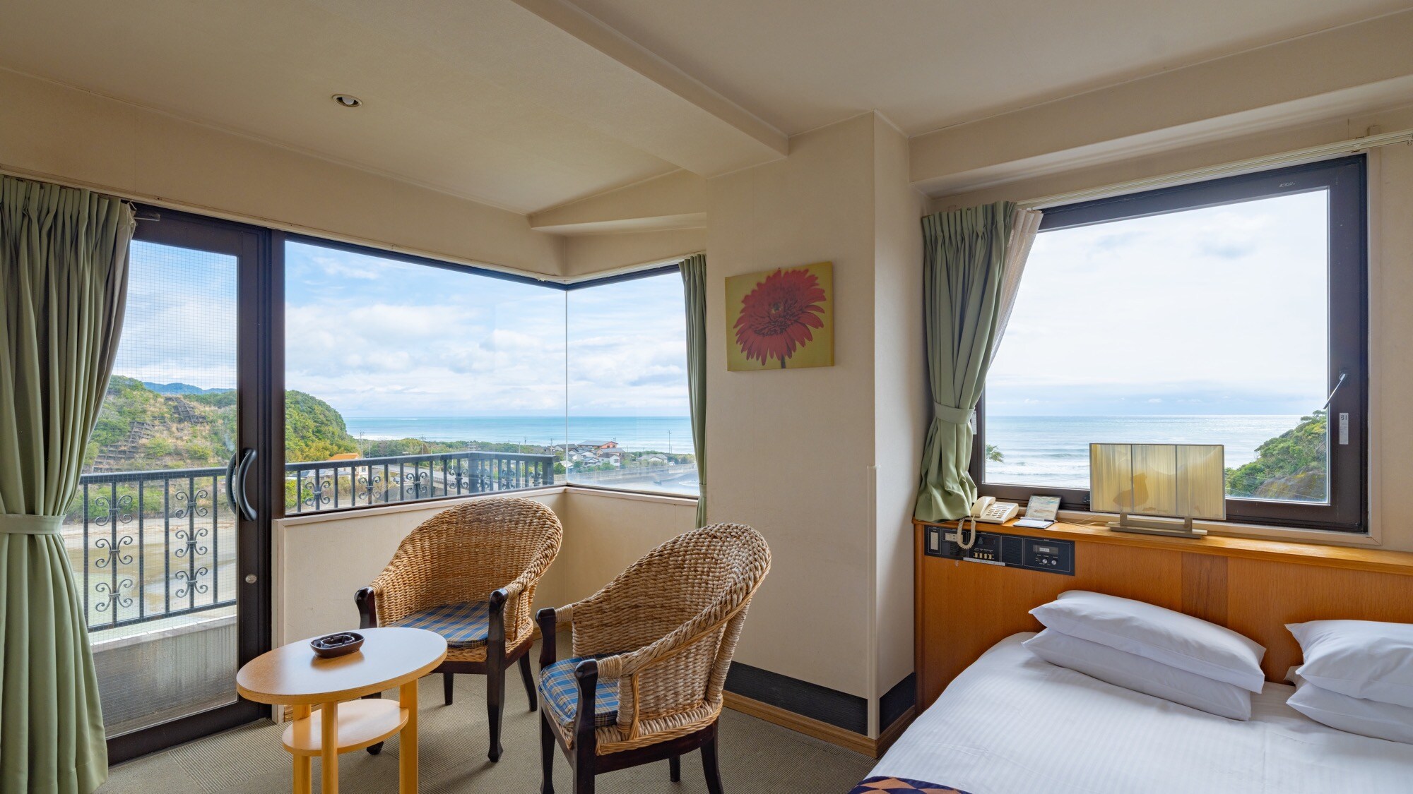 Double rooms are available in corner rooms and rooms with curved windows in the center.