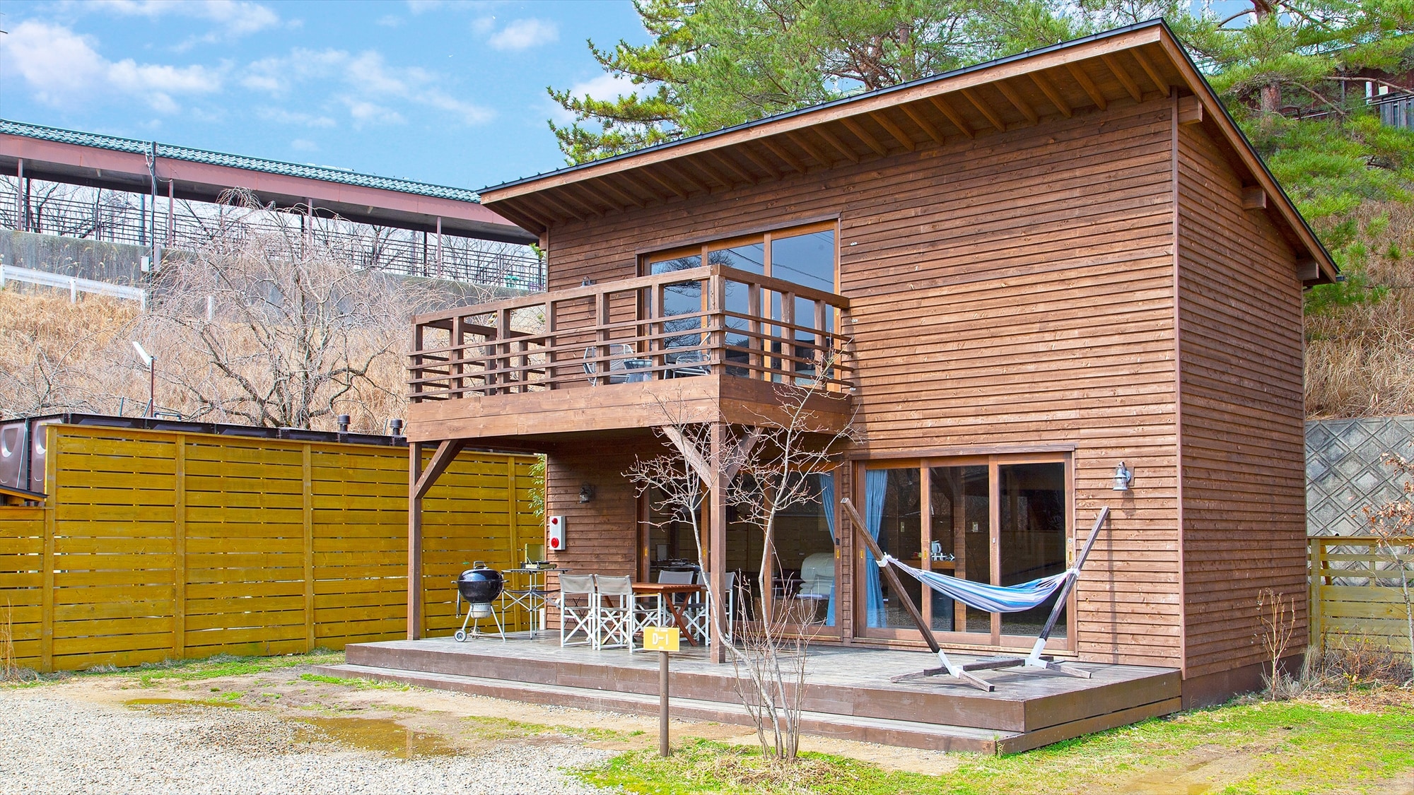 [DX Cabin] A two-story cabin that is popular among families and three generations. There is also a shower and toilet for your peace of mind.