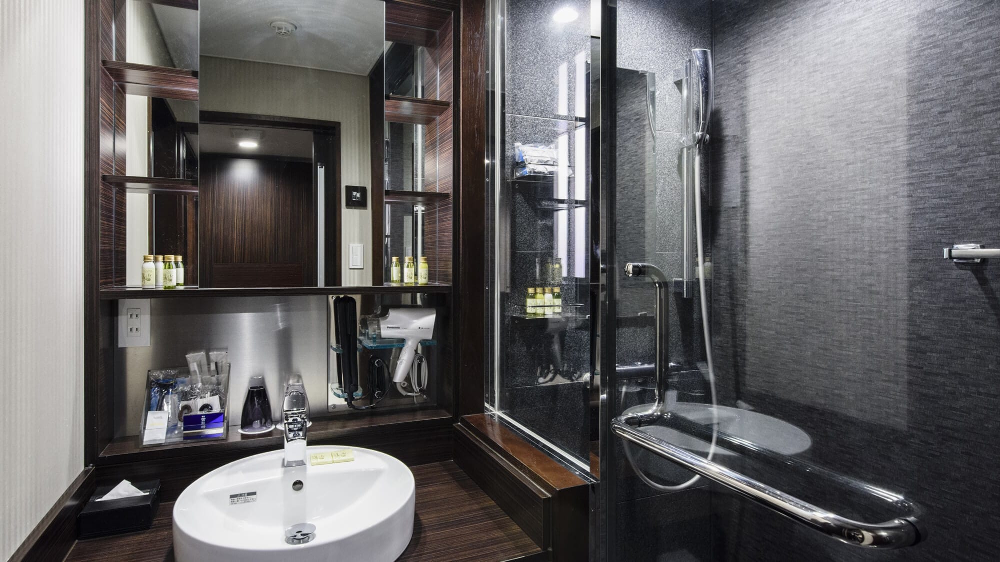 Standard double washstand & shower room