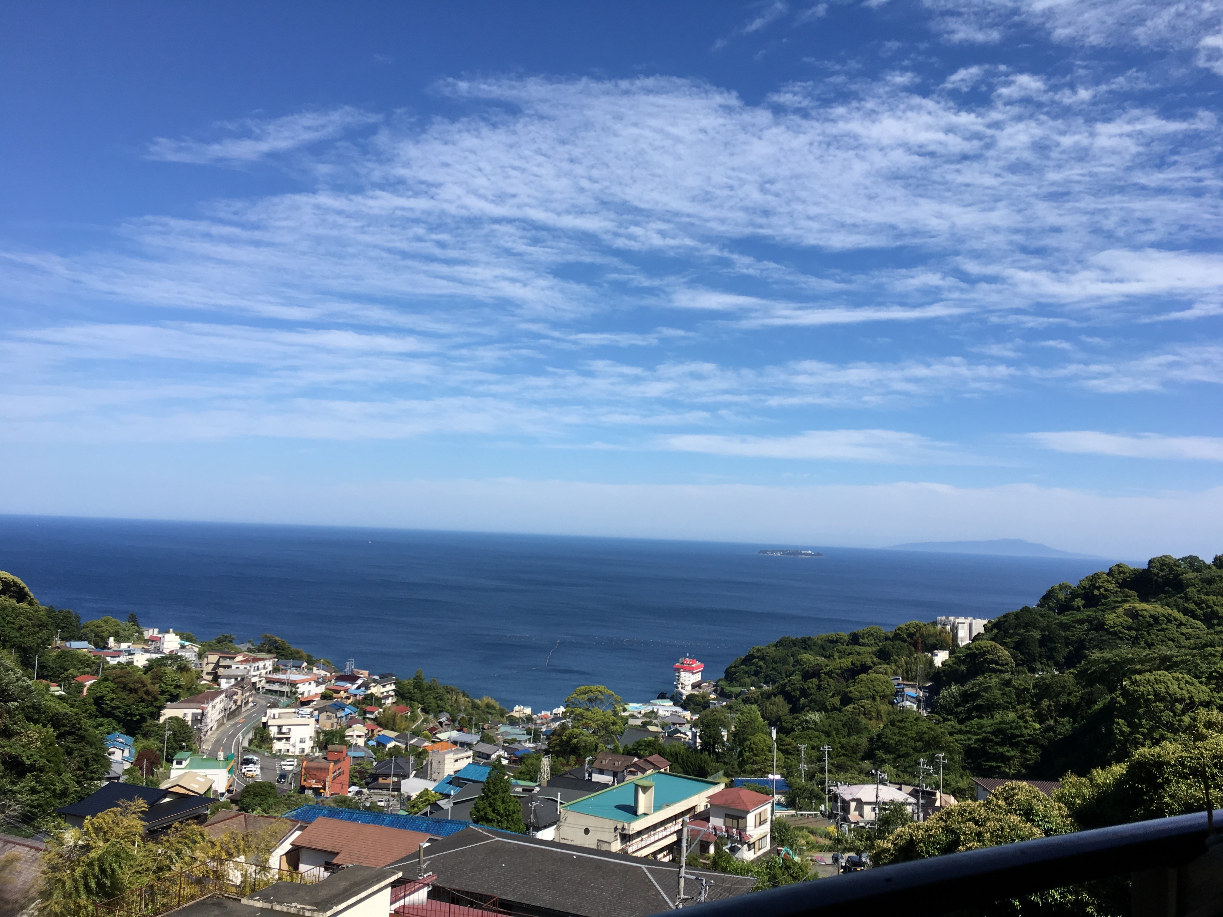 Pemandangan dari kamar bergaya Jepang-Barat dengan pemandangan laut