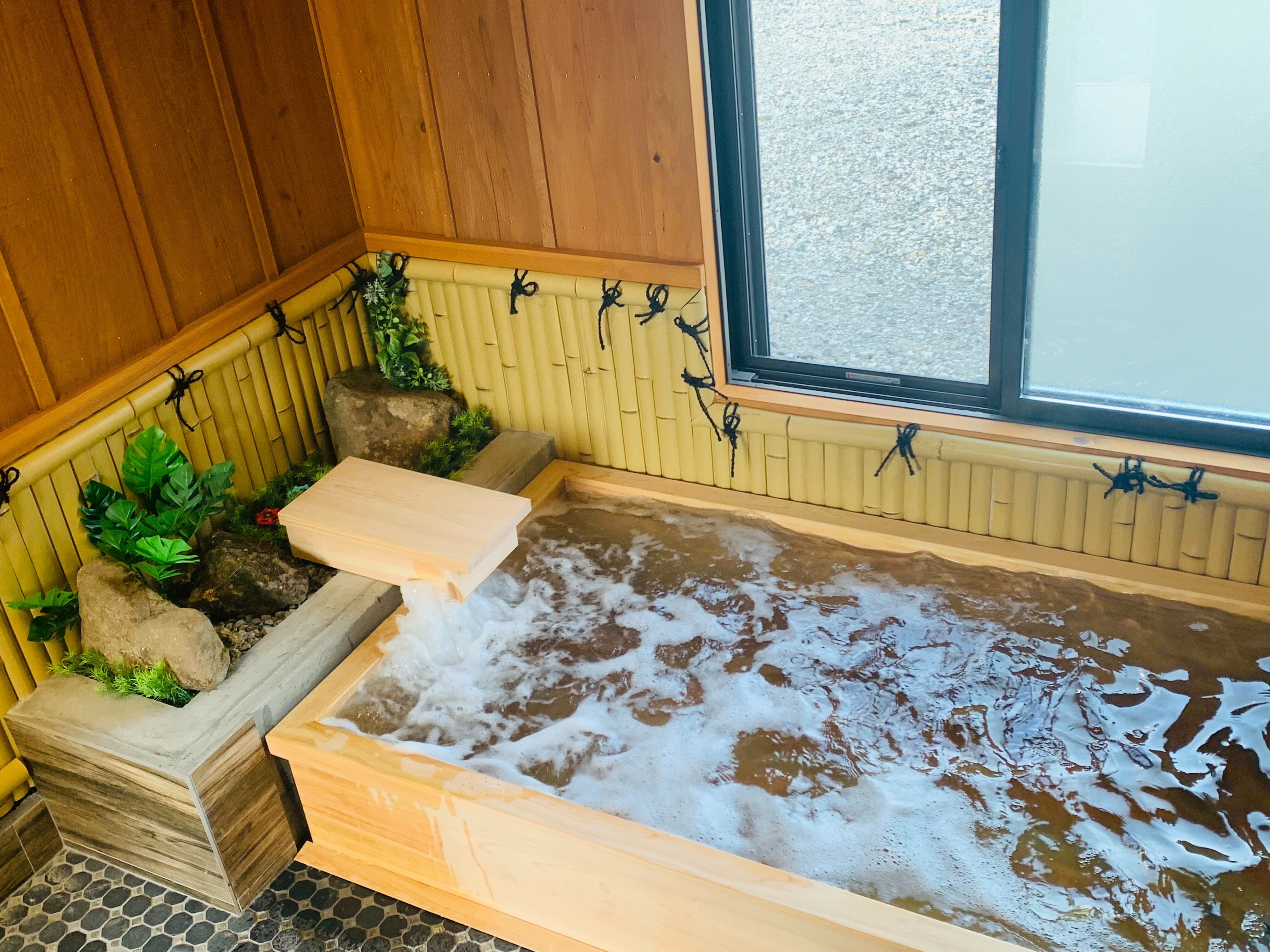 원천 싱크 천연 온천 노송나무 목욕