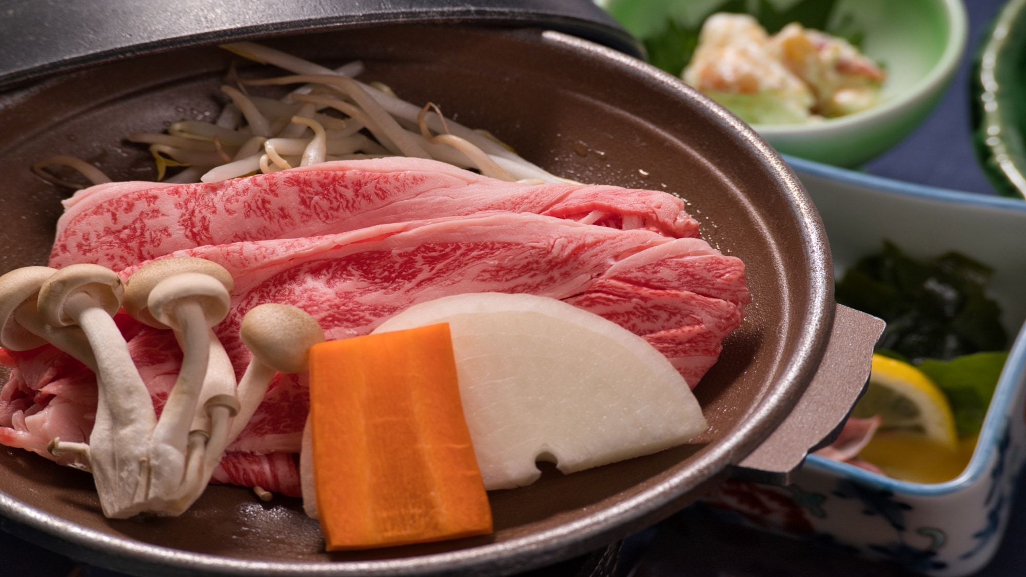 The delicious flavor of the Wagyu beef spreads across your tongue. Enjoy it on a piping hot ceramic platter, and enjoy a mouthful that melts in your mouth.