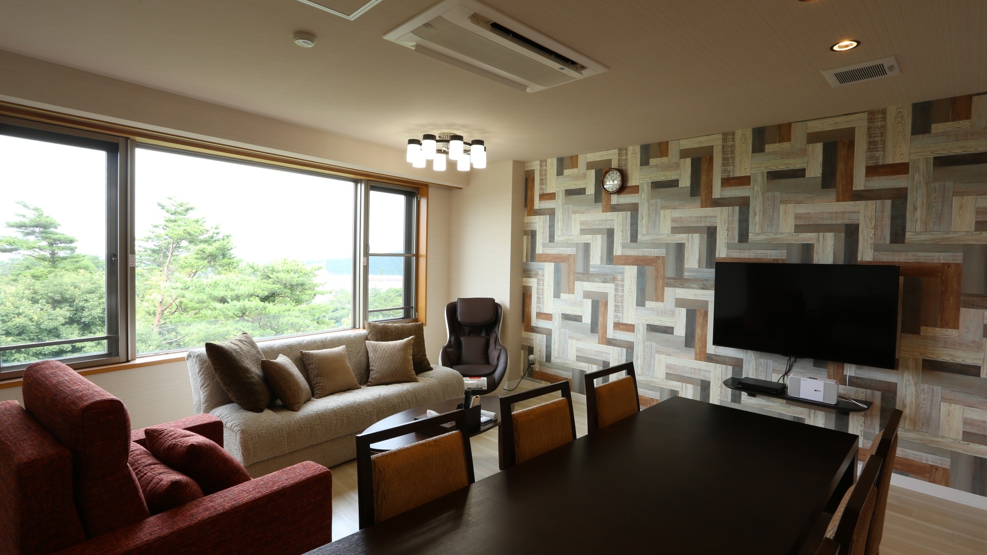 [Example of a Deluxe Room] The view from the large window is soothing.