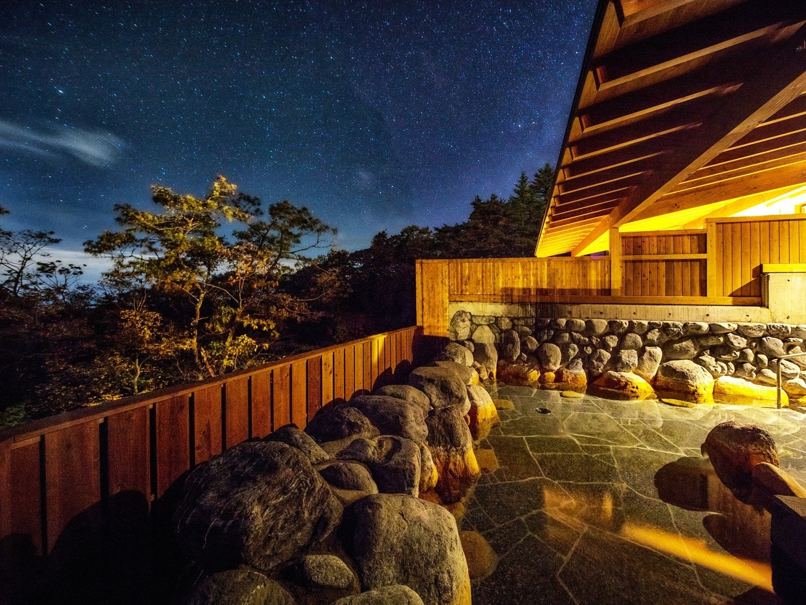 *Open-air bath at night