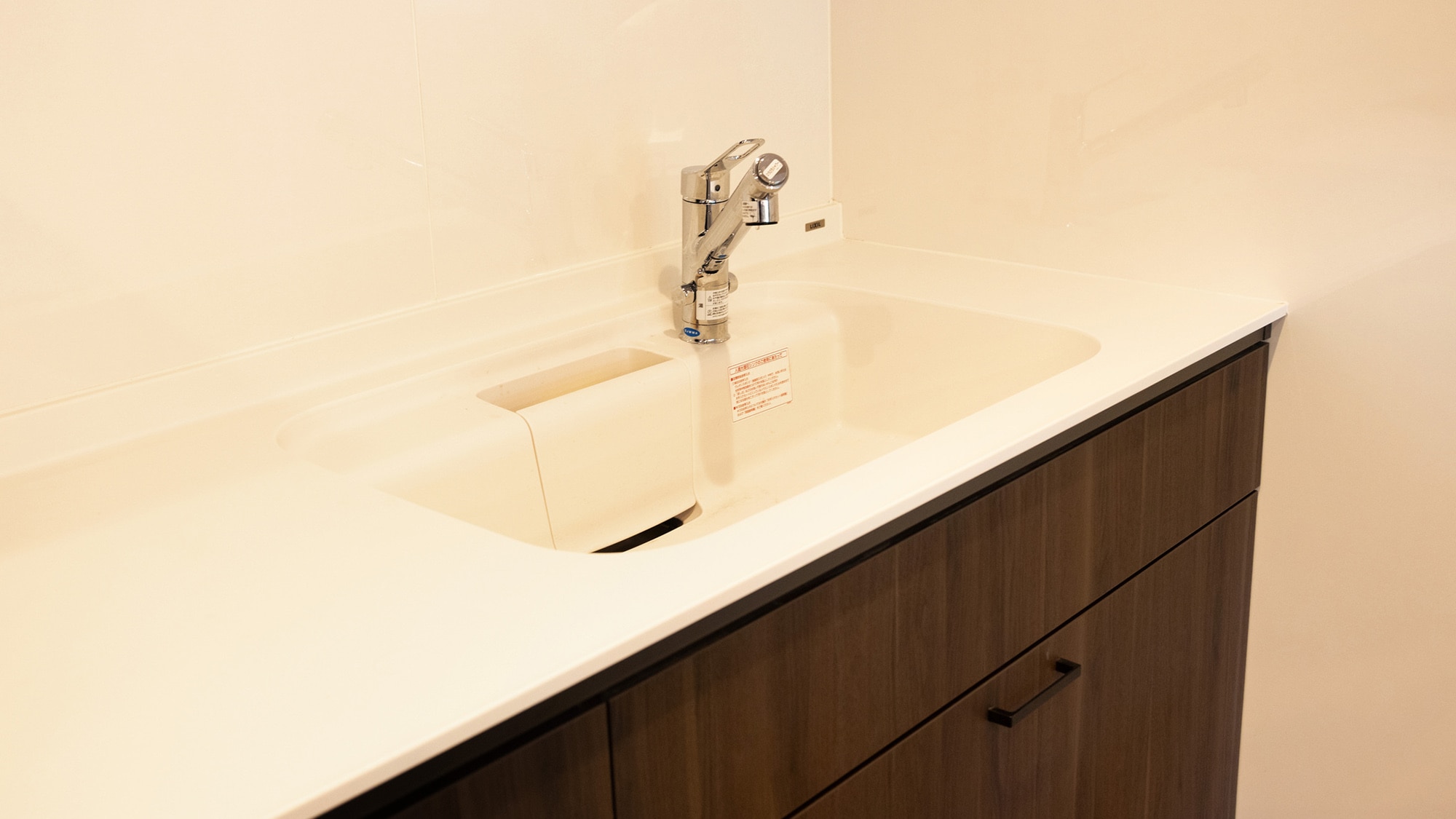 ・[廚房]水槽也很寬敞，可以方便地用於BBQ或做飯後洗碗。