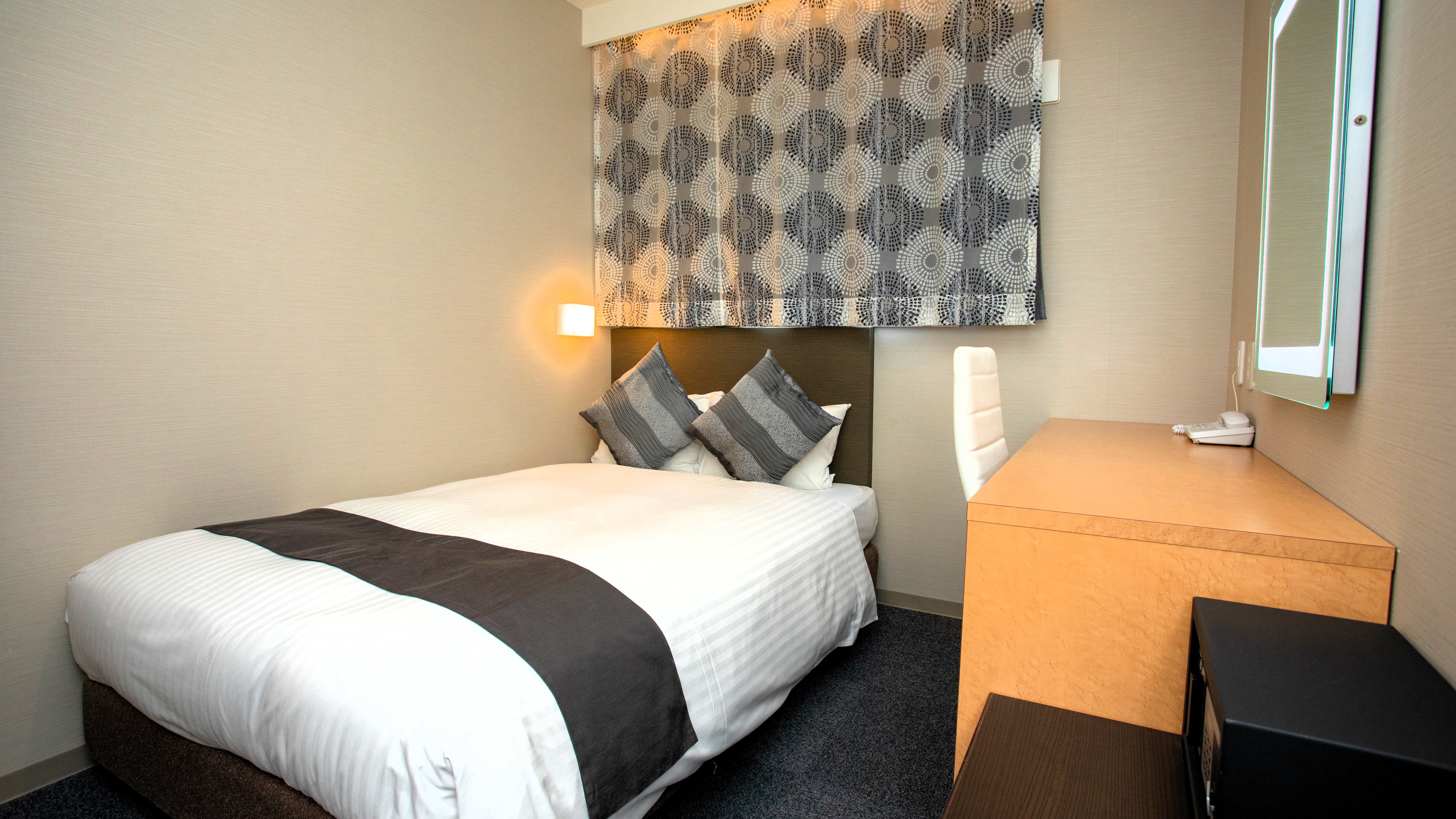 *Single: A room for business or solo travelers, with an emphasis on functionality.