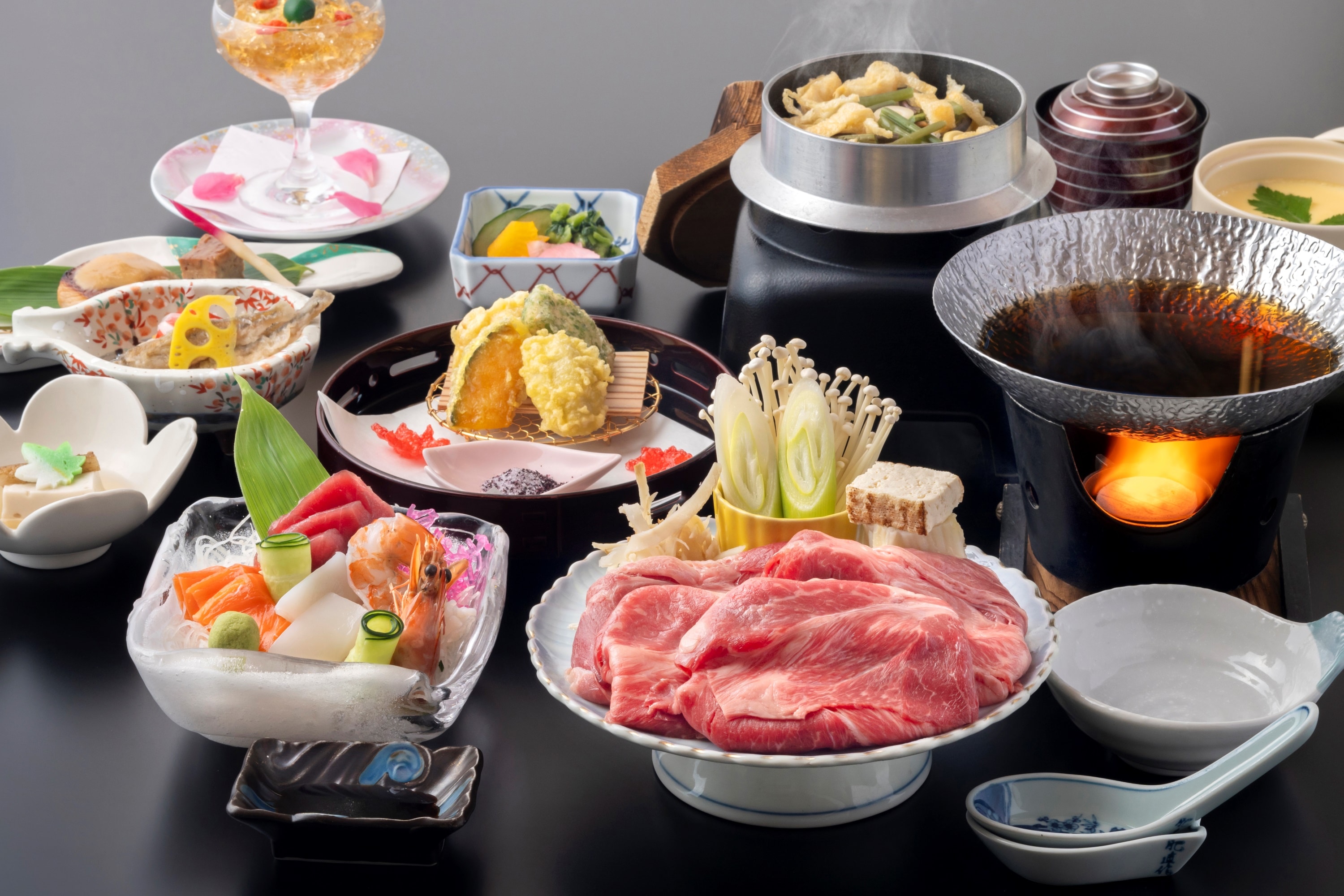 A4 rank Wagyu beef sukiyaki and sashimi! Japanese banquet "Myojo"