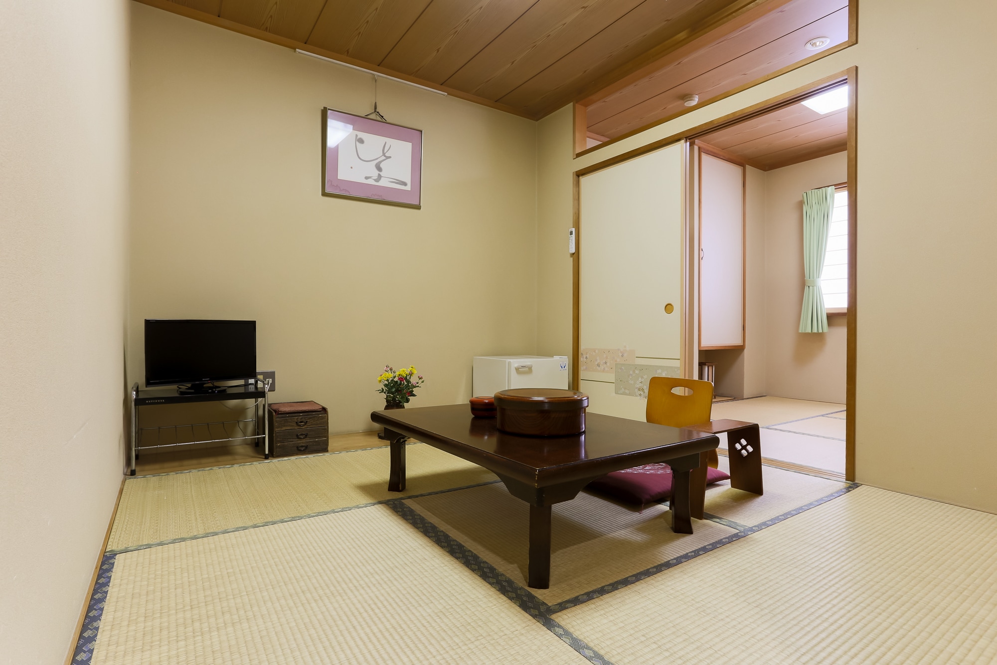 Phòng theo phong cách Nhật Bản (9 chiếu tatami) có bồn tắm và nhà vệ sinh