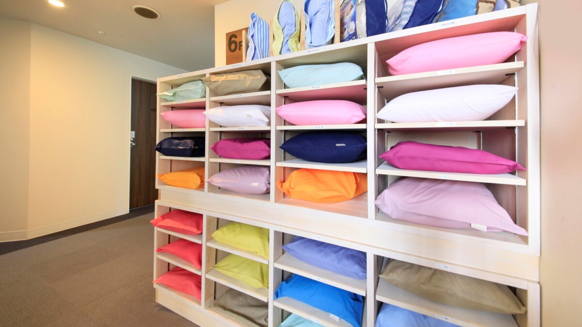 枕頭租賃架，多種枕頭可供選擇。